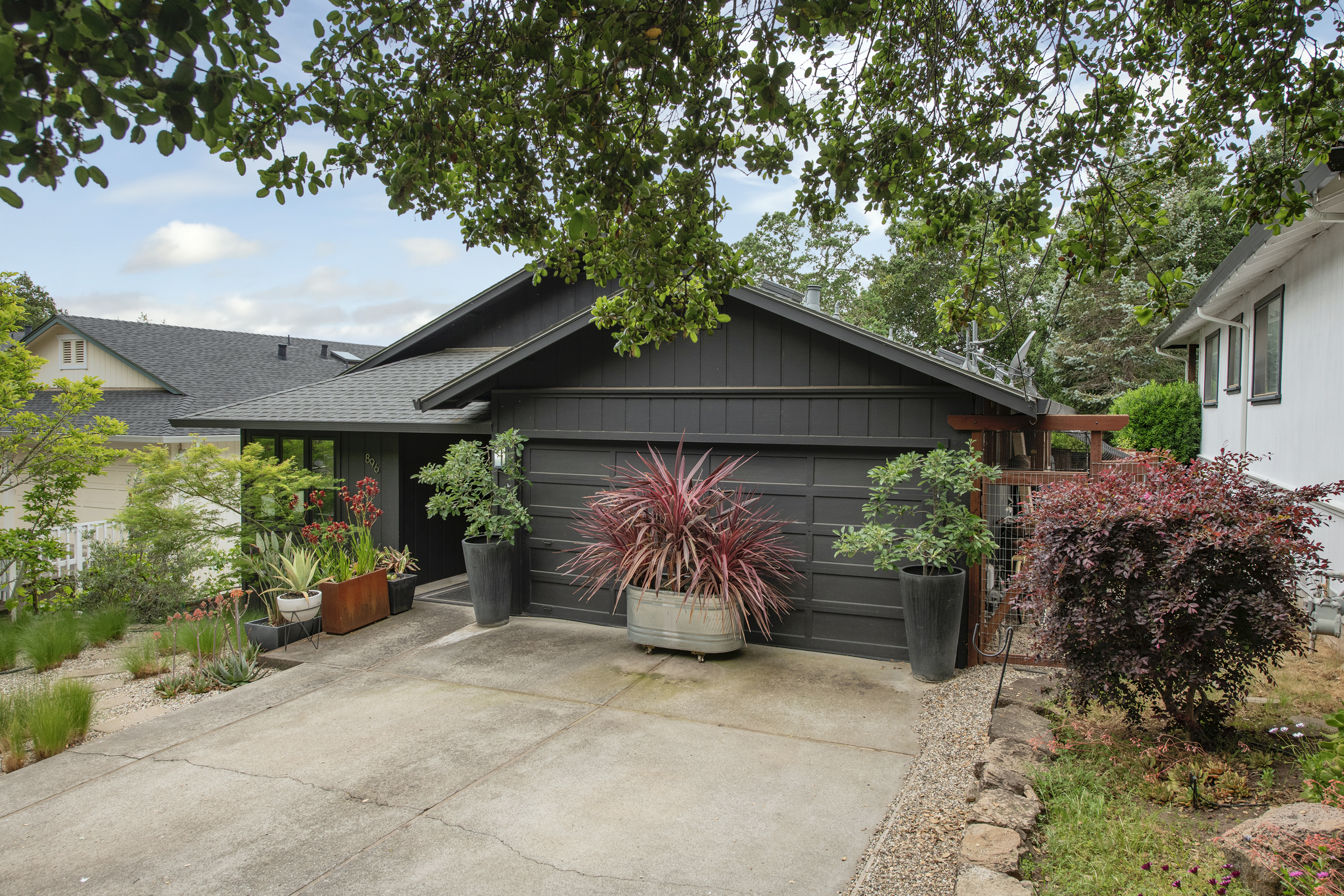 896 Los Robles Drive