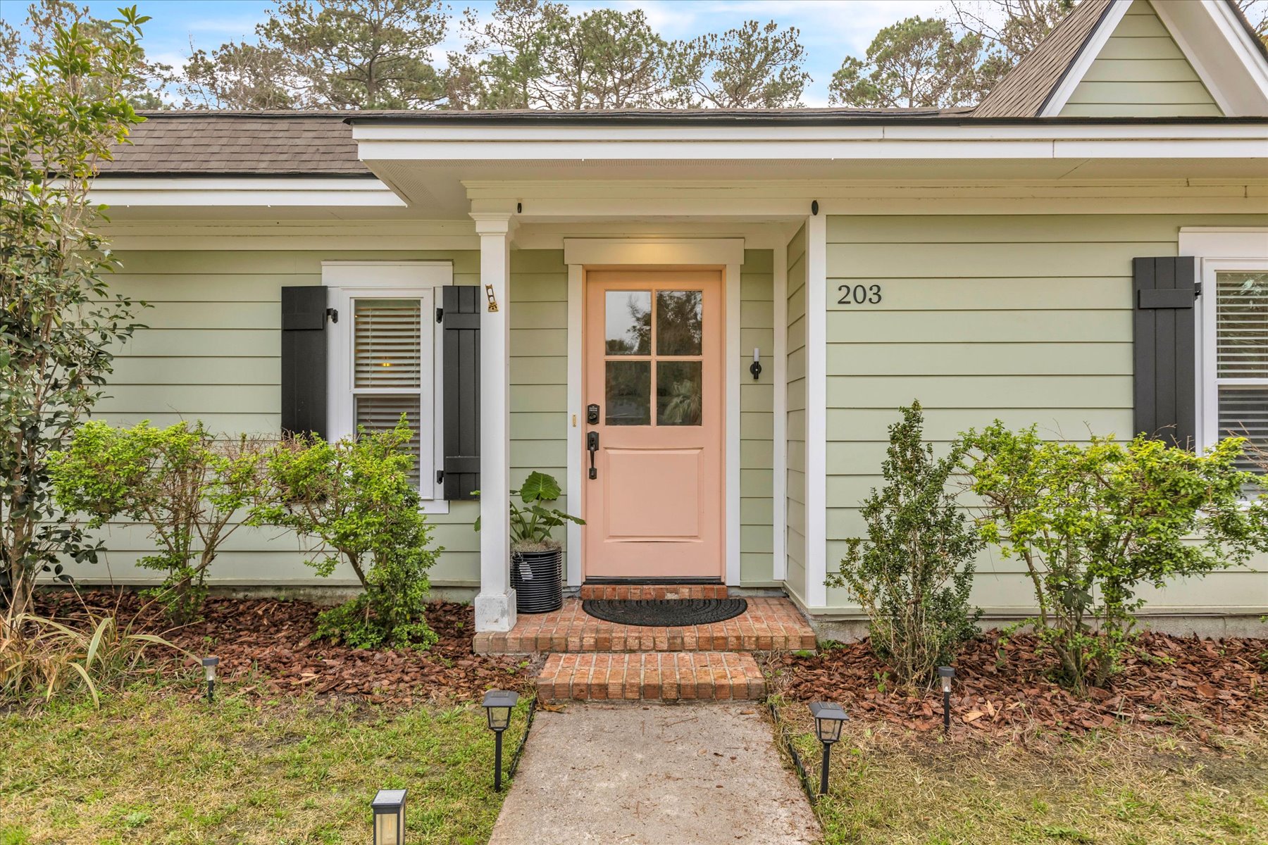 203 Hillary Rd