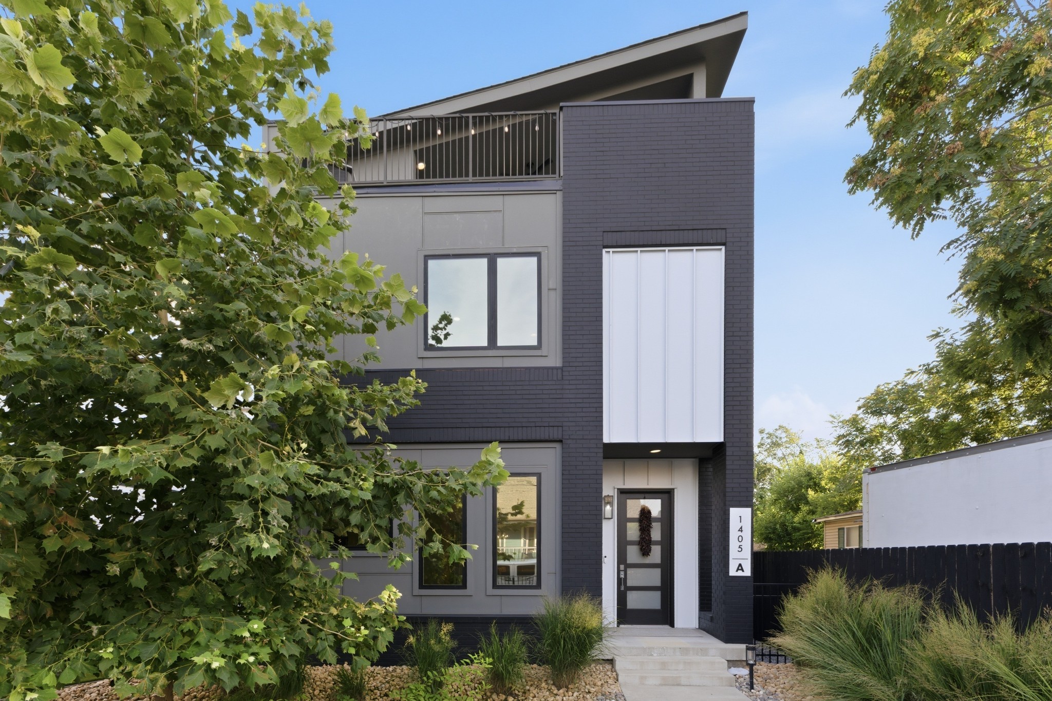1405A 10th Ave N N 