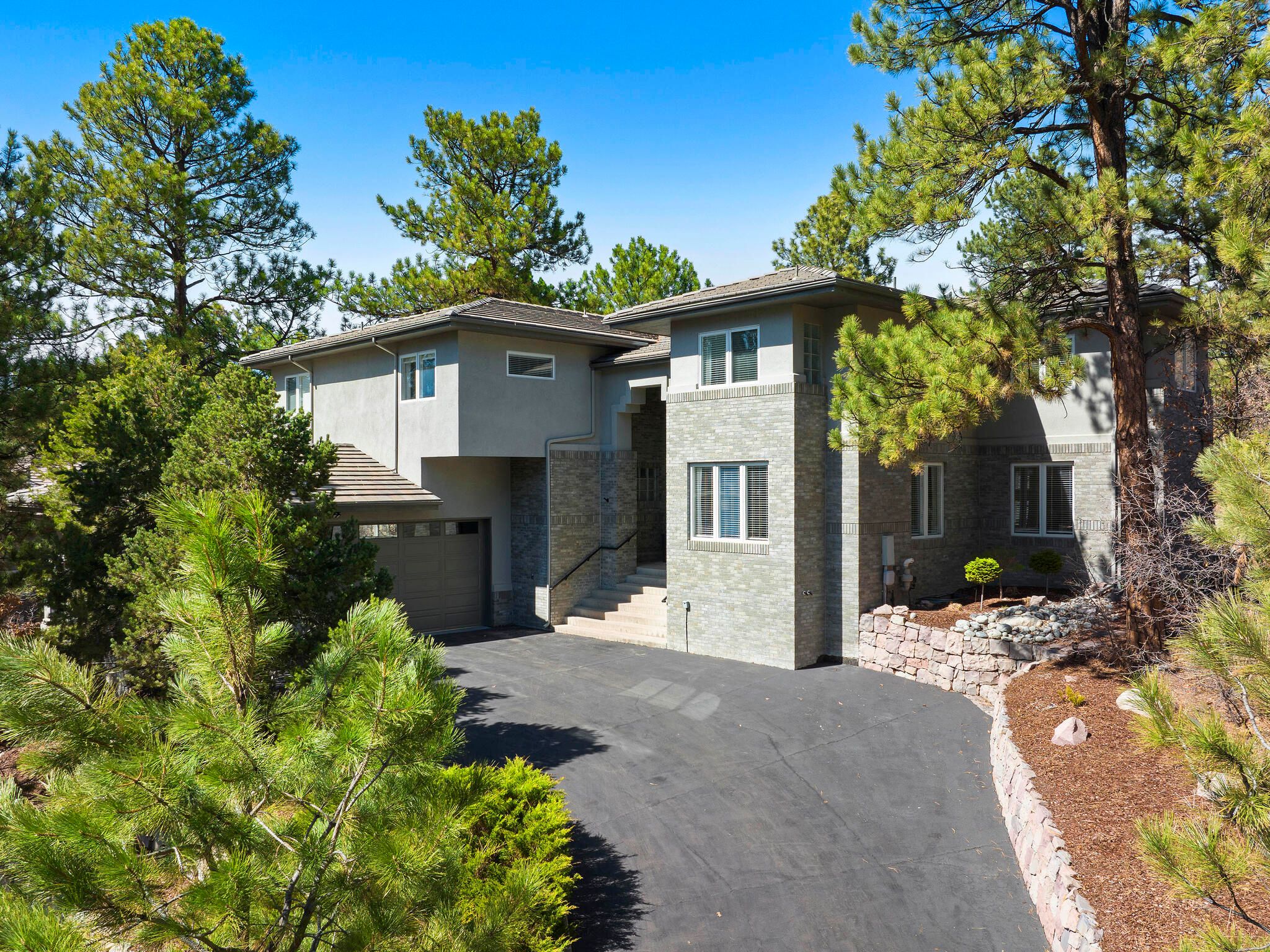 816 Moffat Court