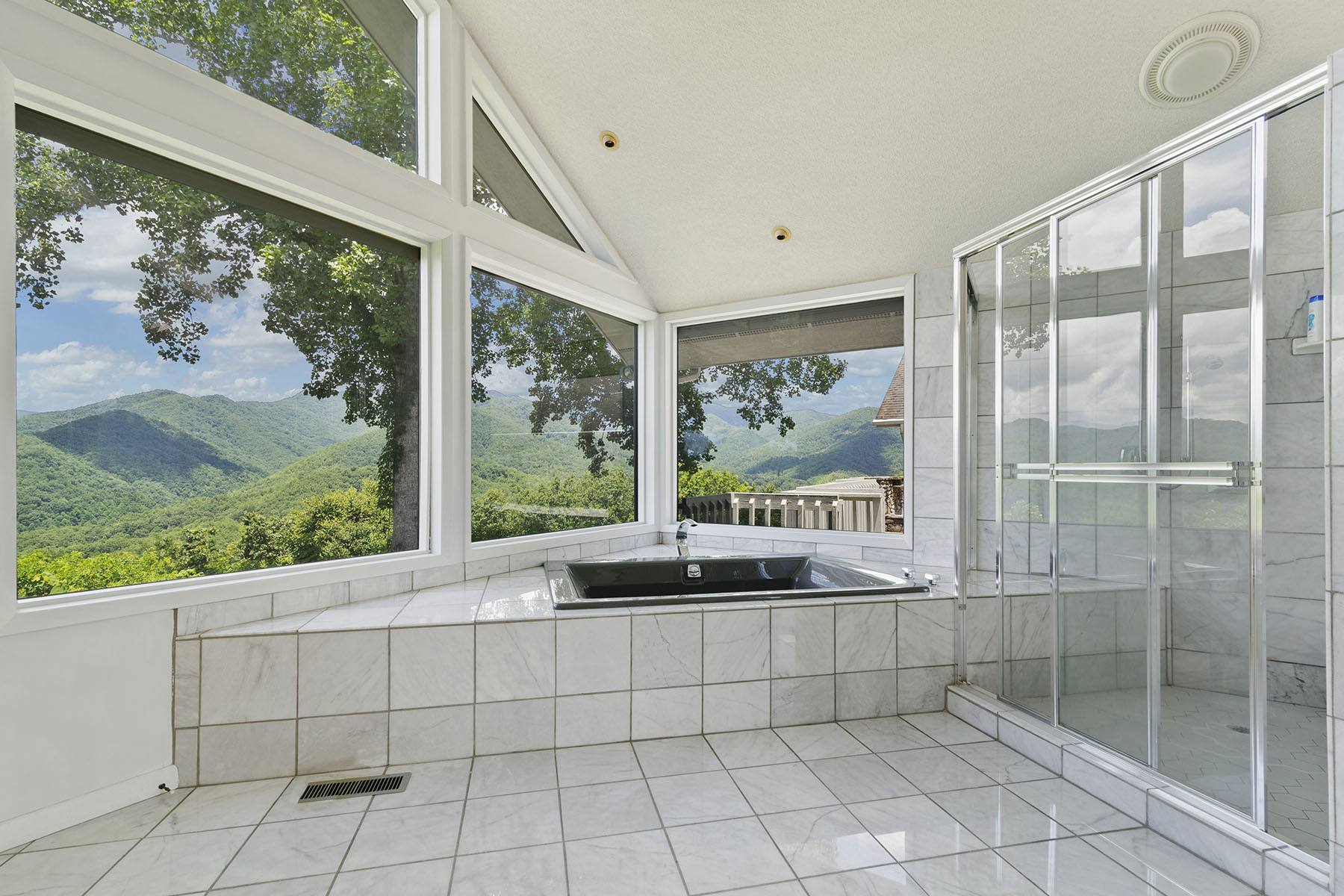 800 Fernwood Drive