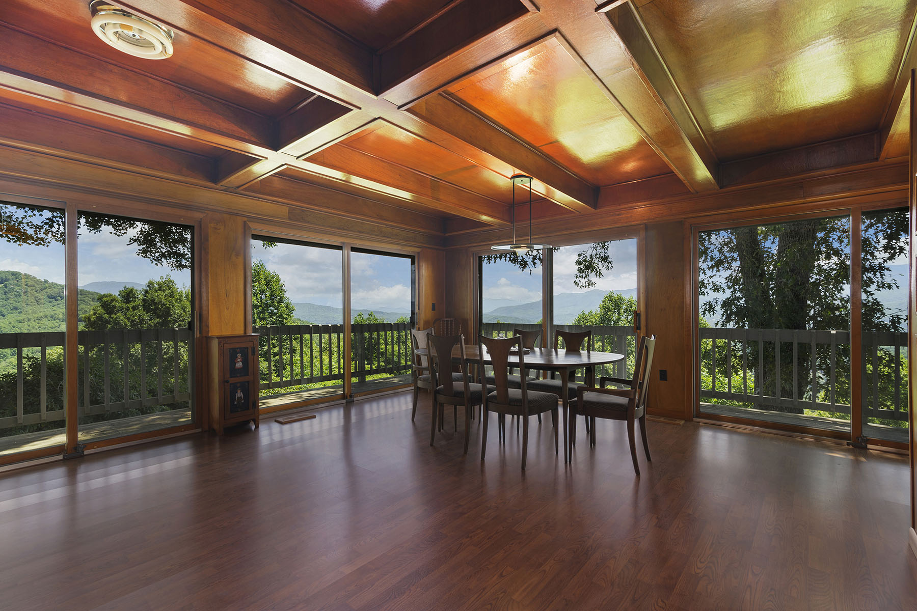 800 Fernwood Drive