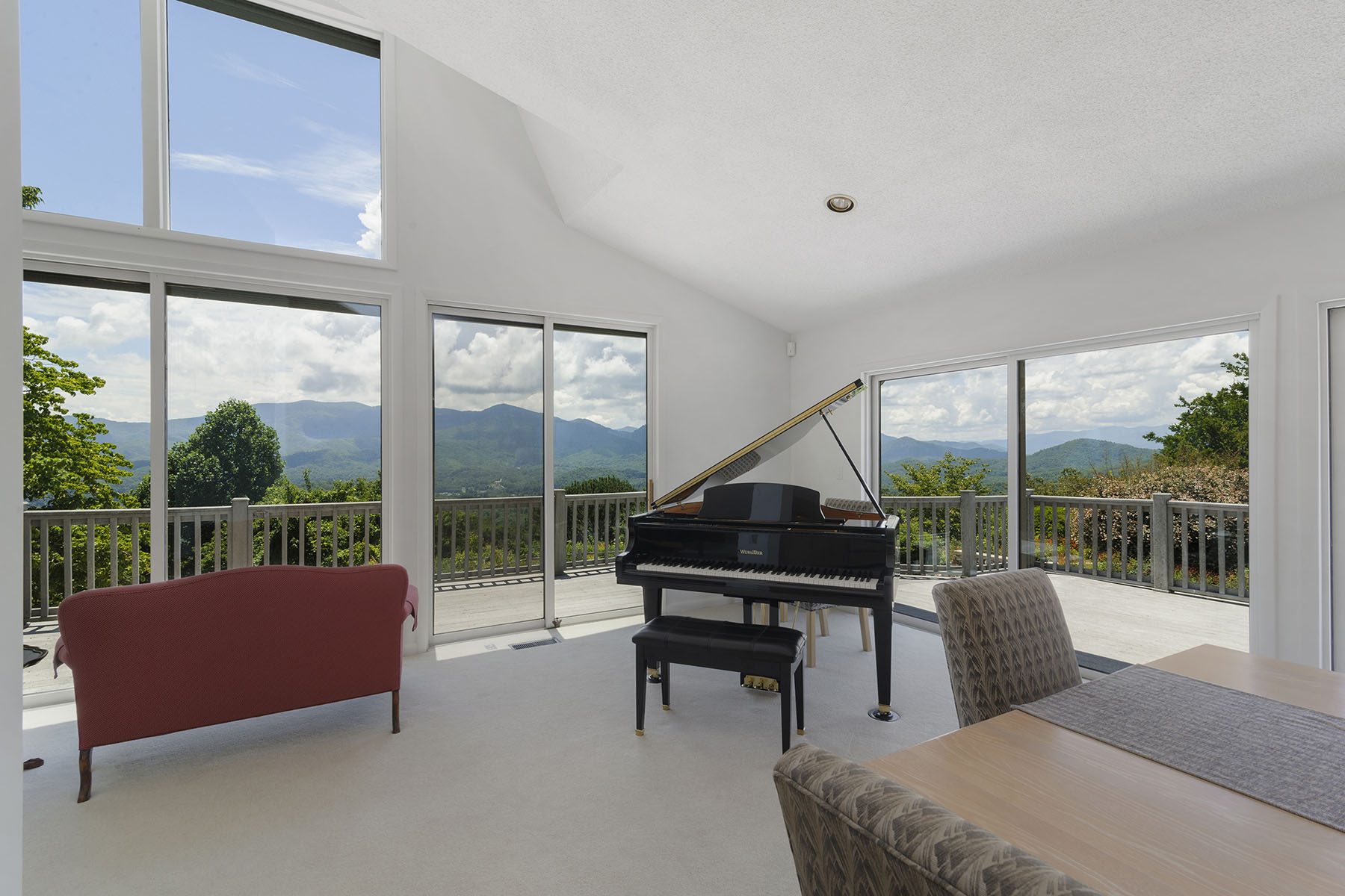 800 Fernwood Drive