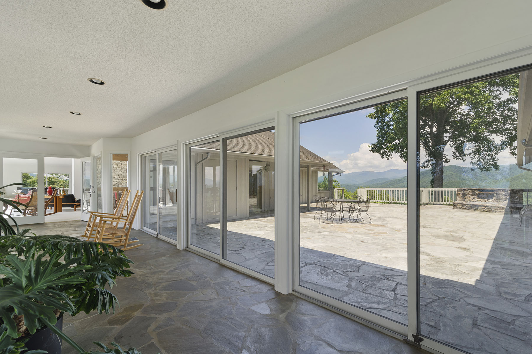 800 Fernwood Drive