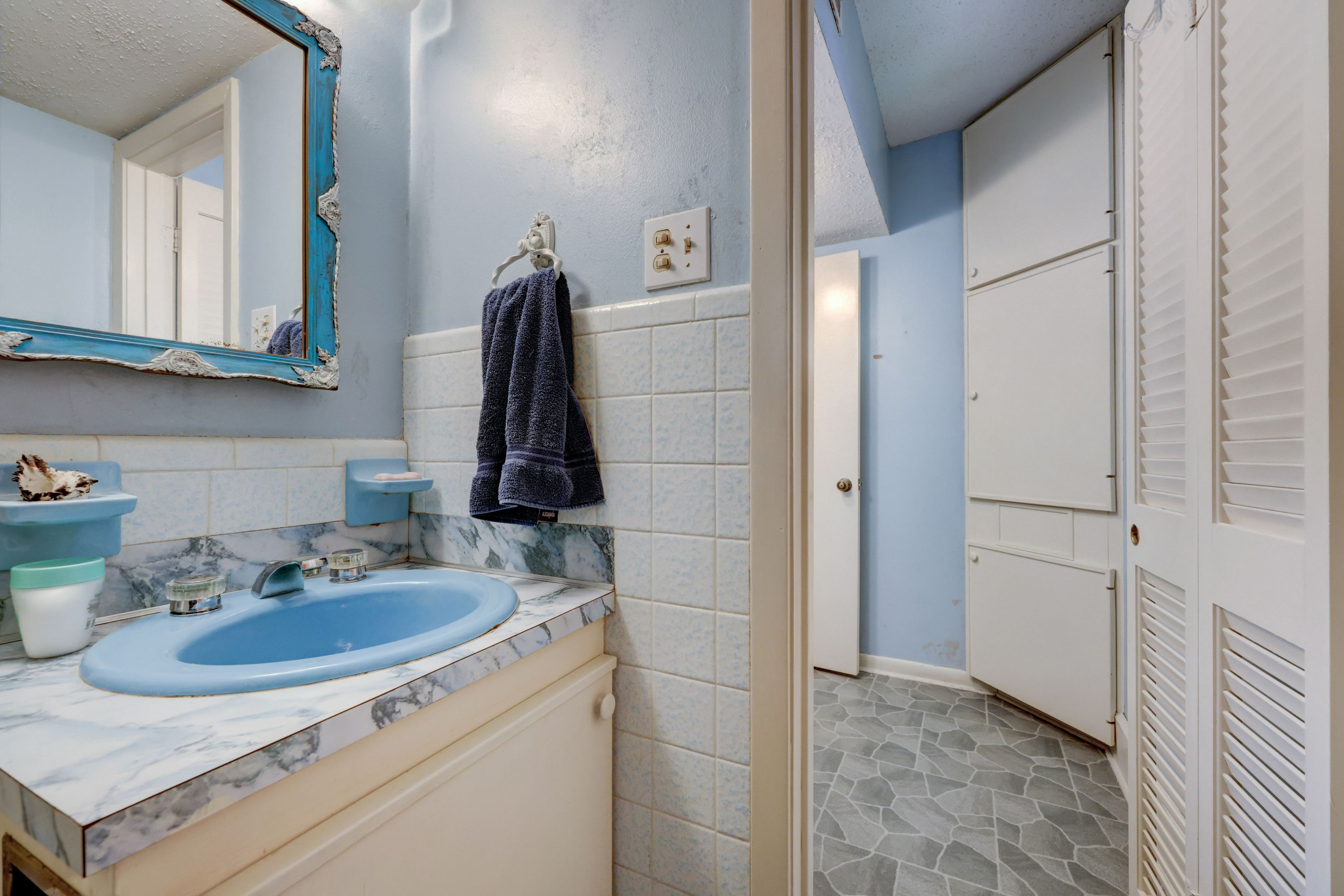 5600 Ridge Oak Drive 