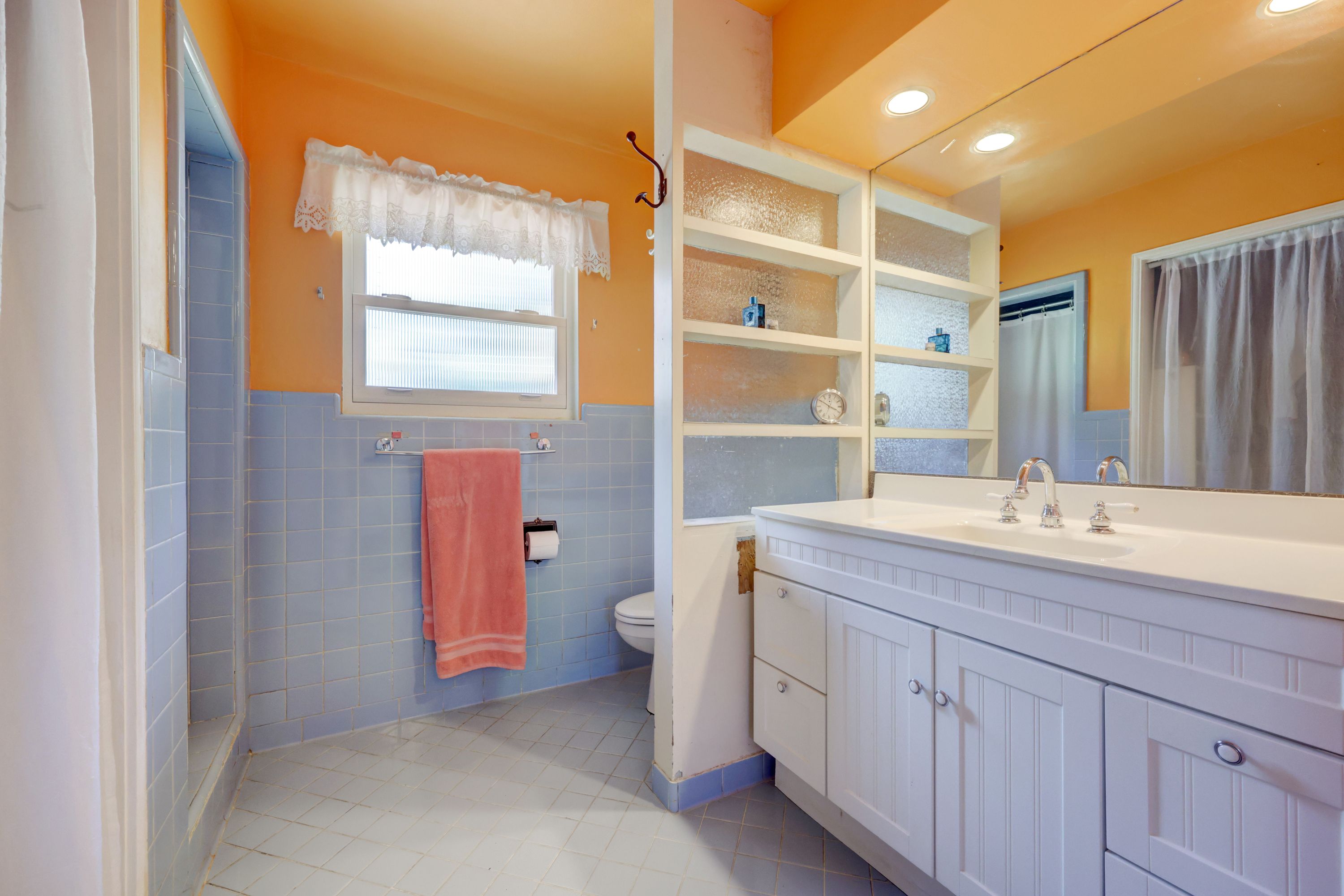 5600 Ridge Oak Drive 