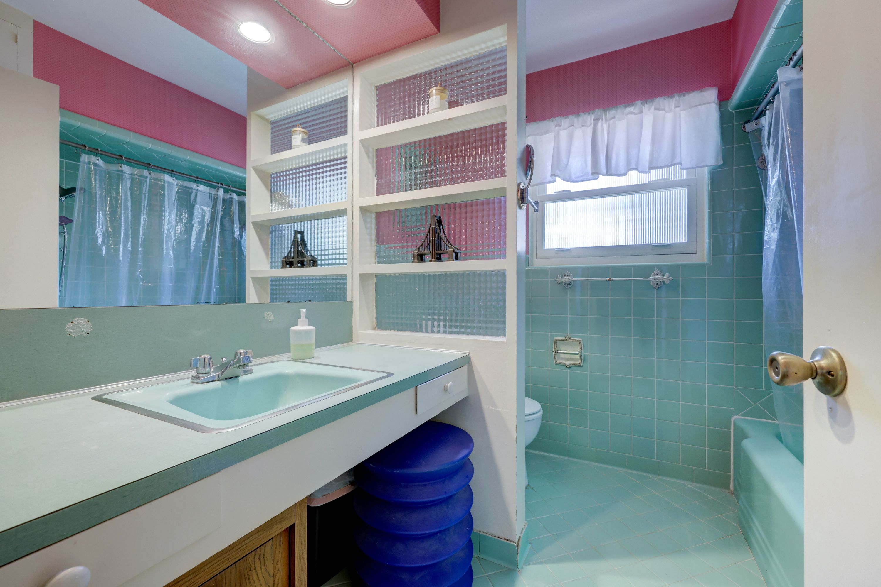 5600 Ridge Oak Drive 