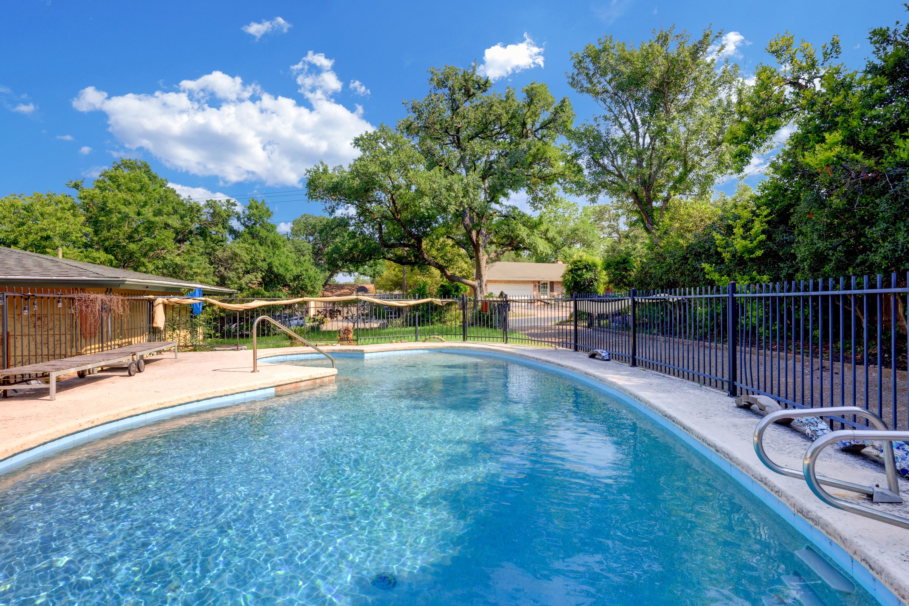 5600 Ridge Oak Drive 