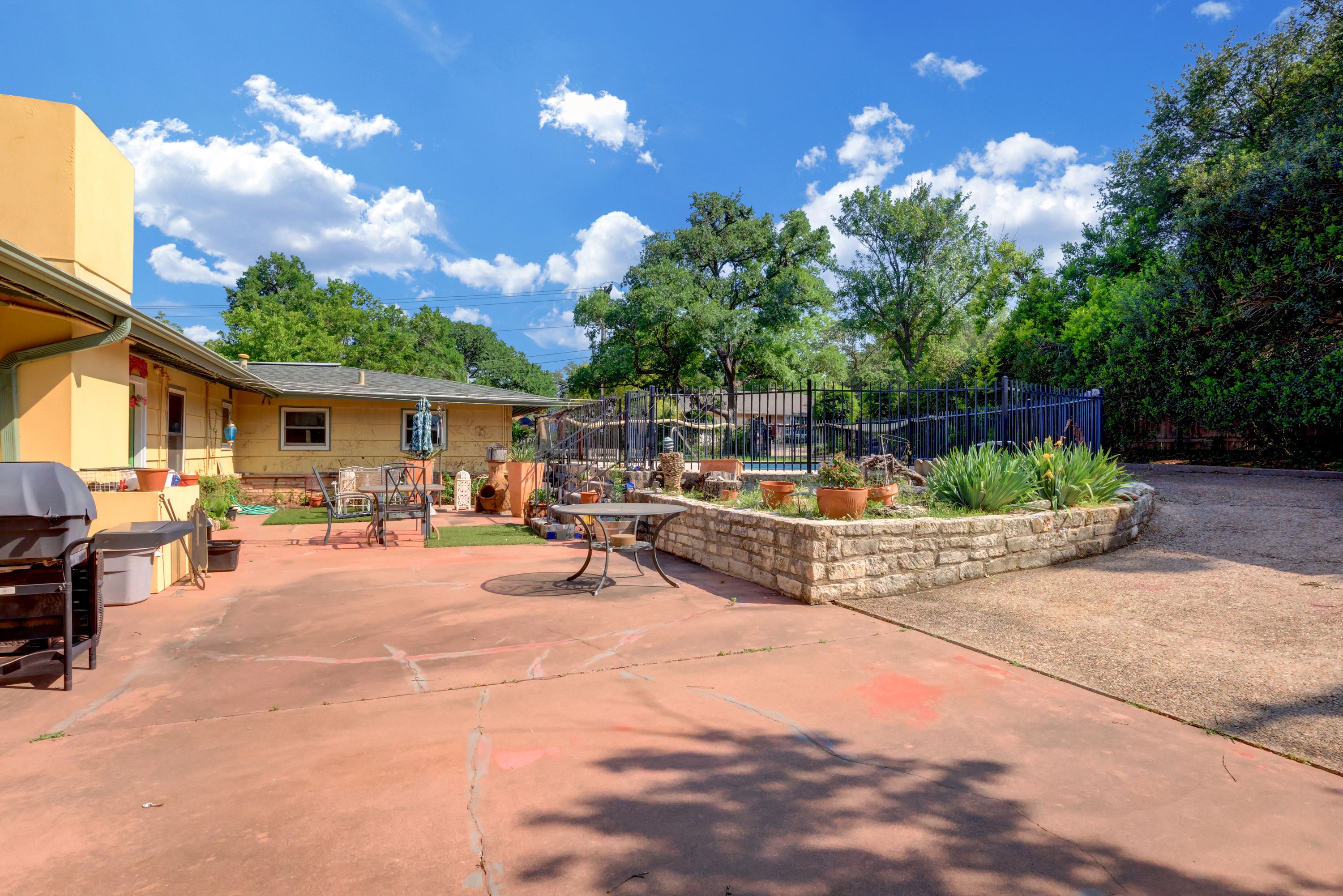 5600 Ridge Oak Drive 