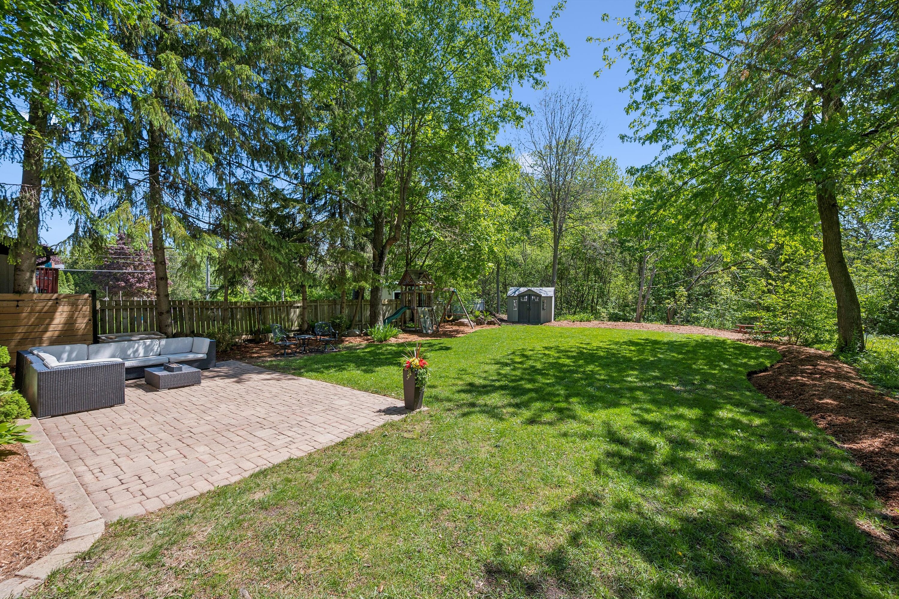 401 Midwood Crescent