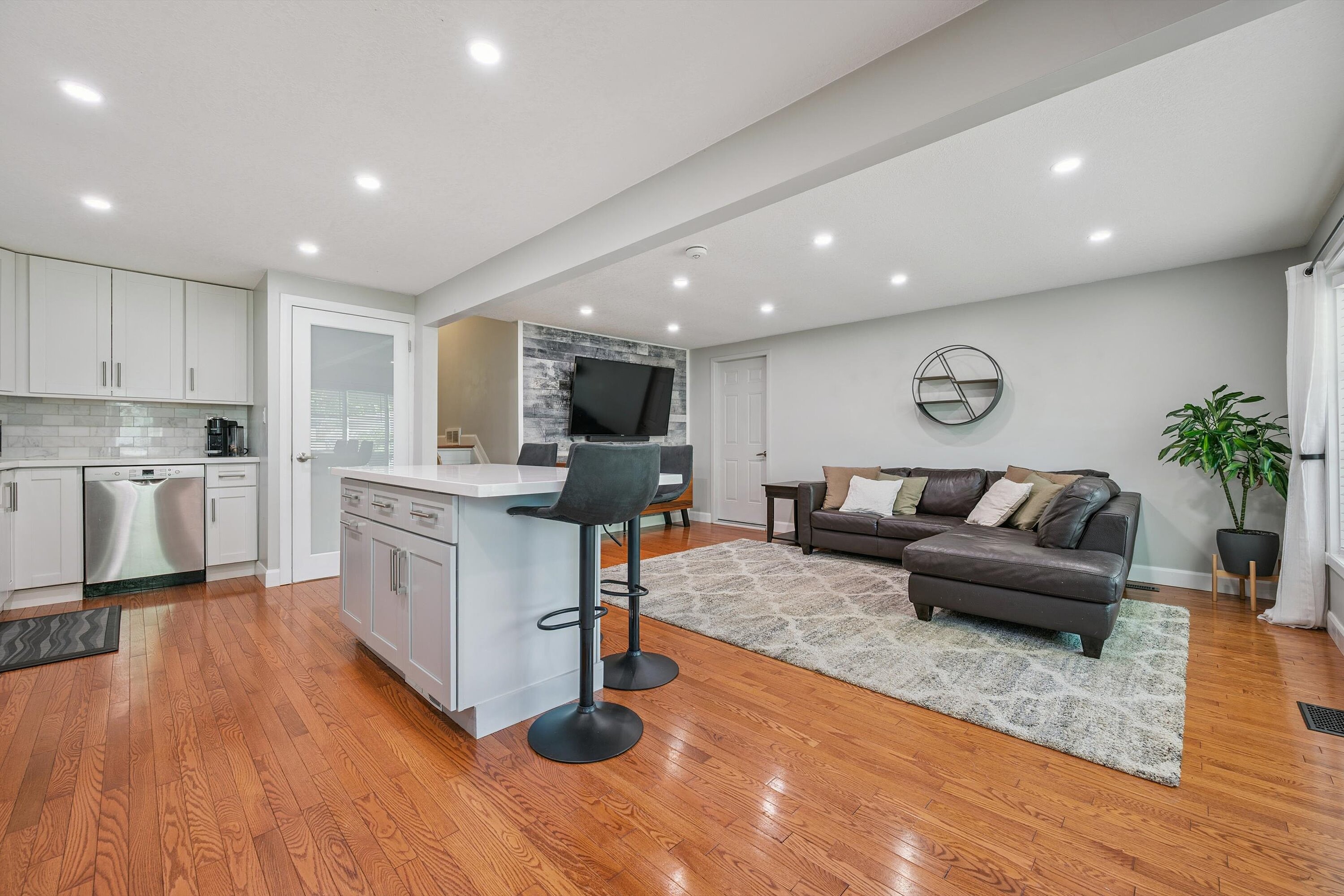 401 Midwood Crescent