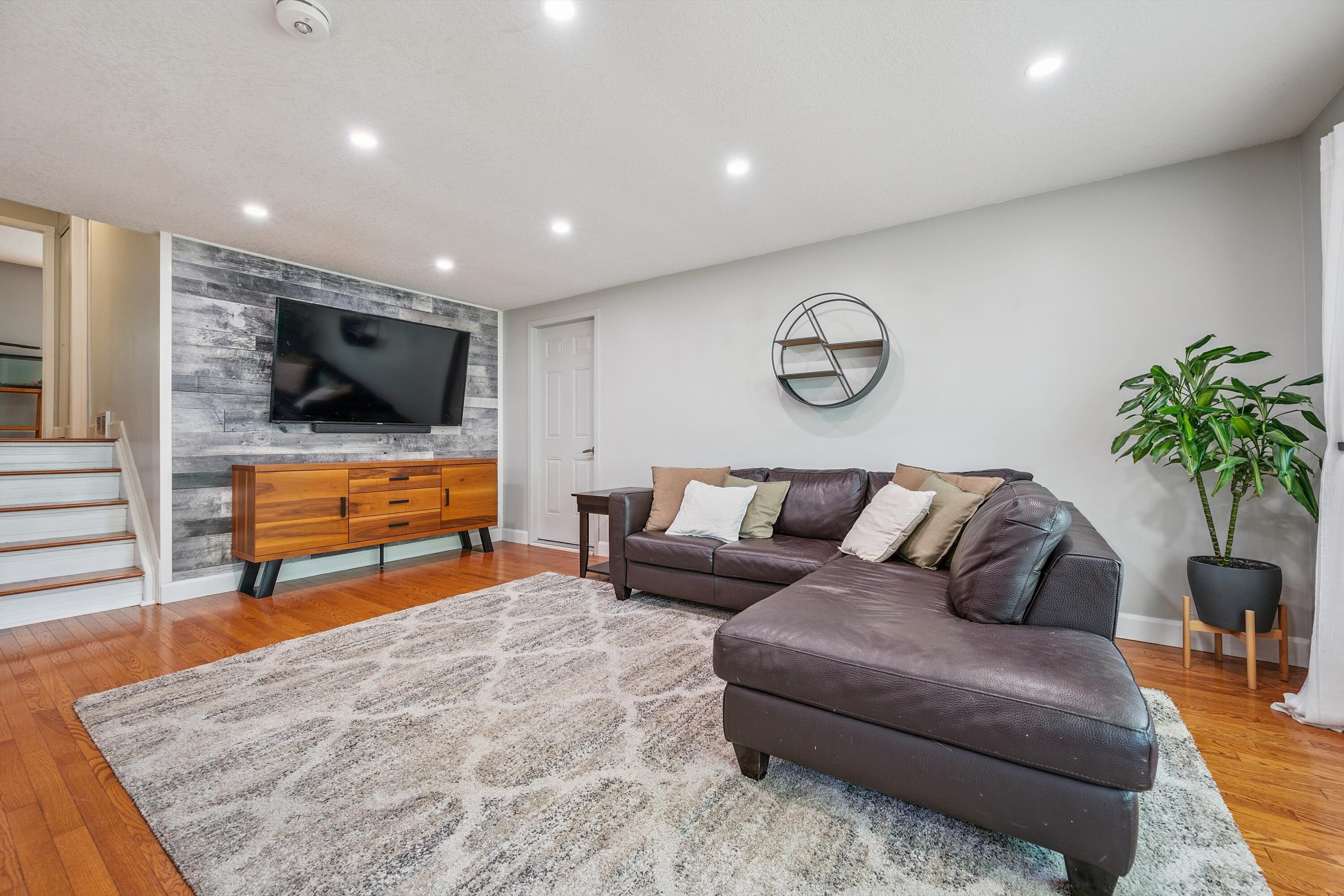 401 Midwood Crescent