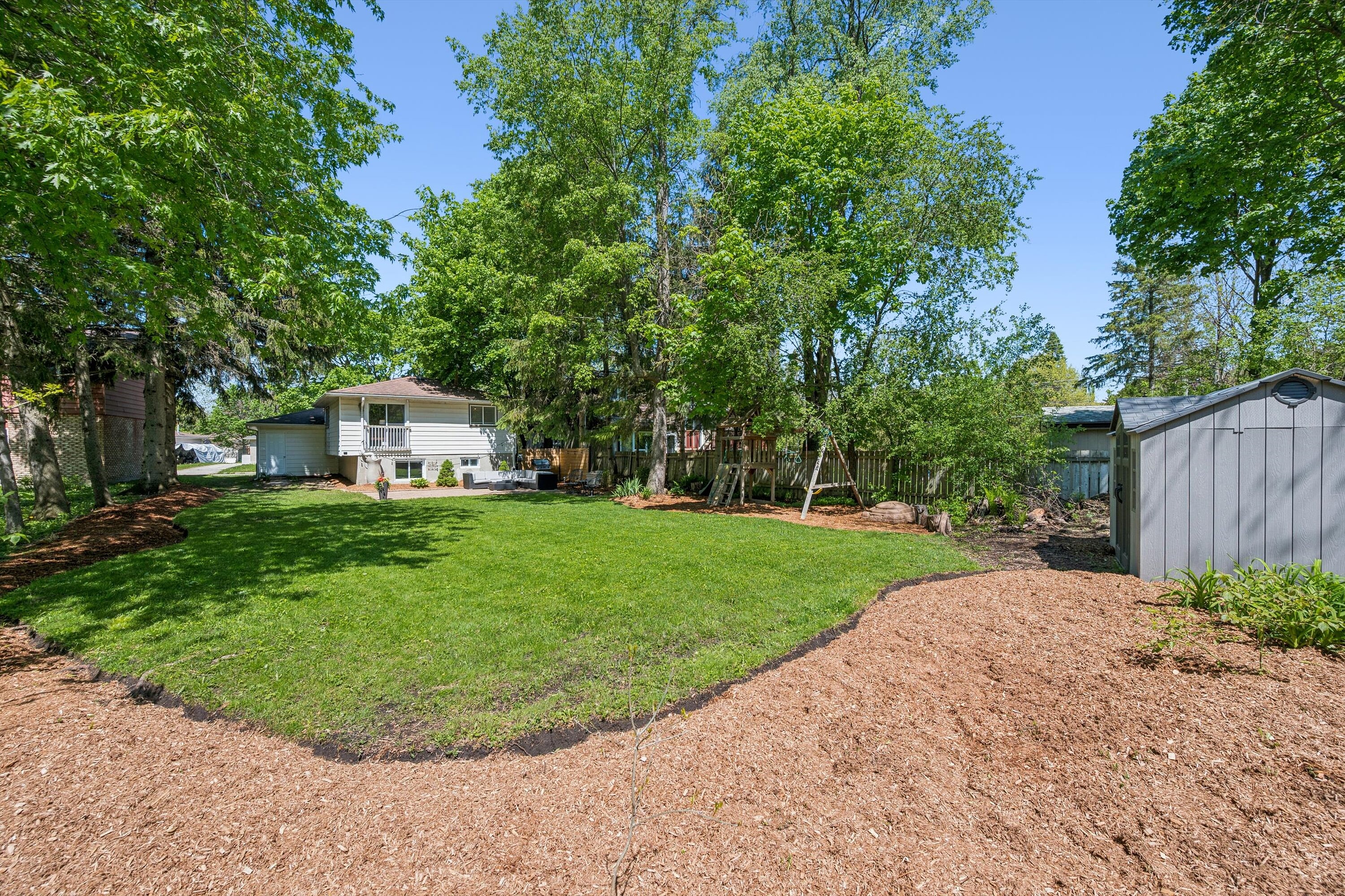 401 Midwood Crescent