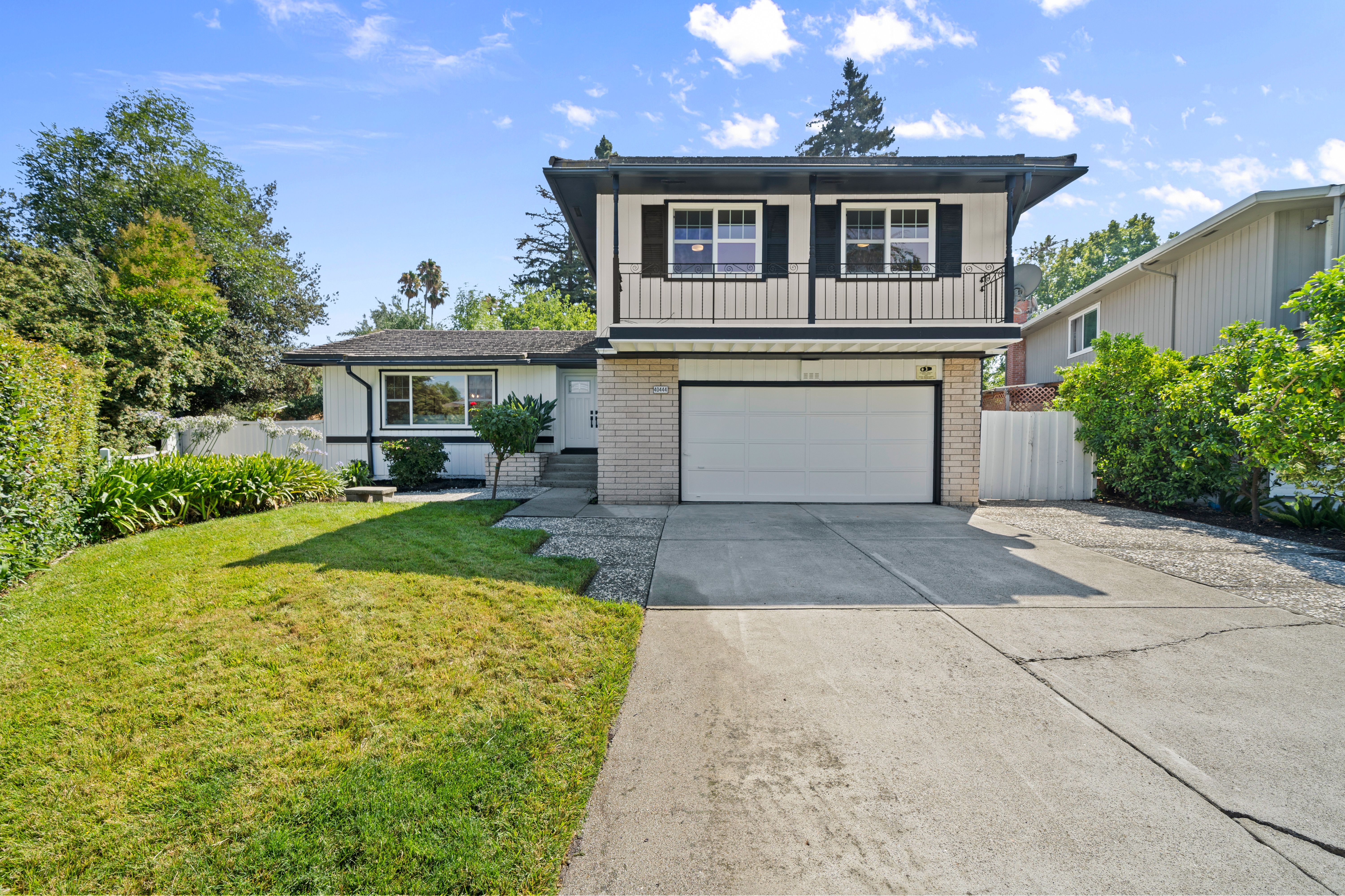 40444 La Jolla Court 