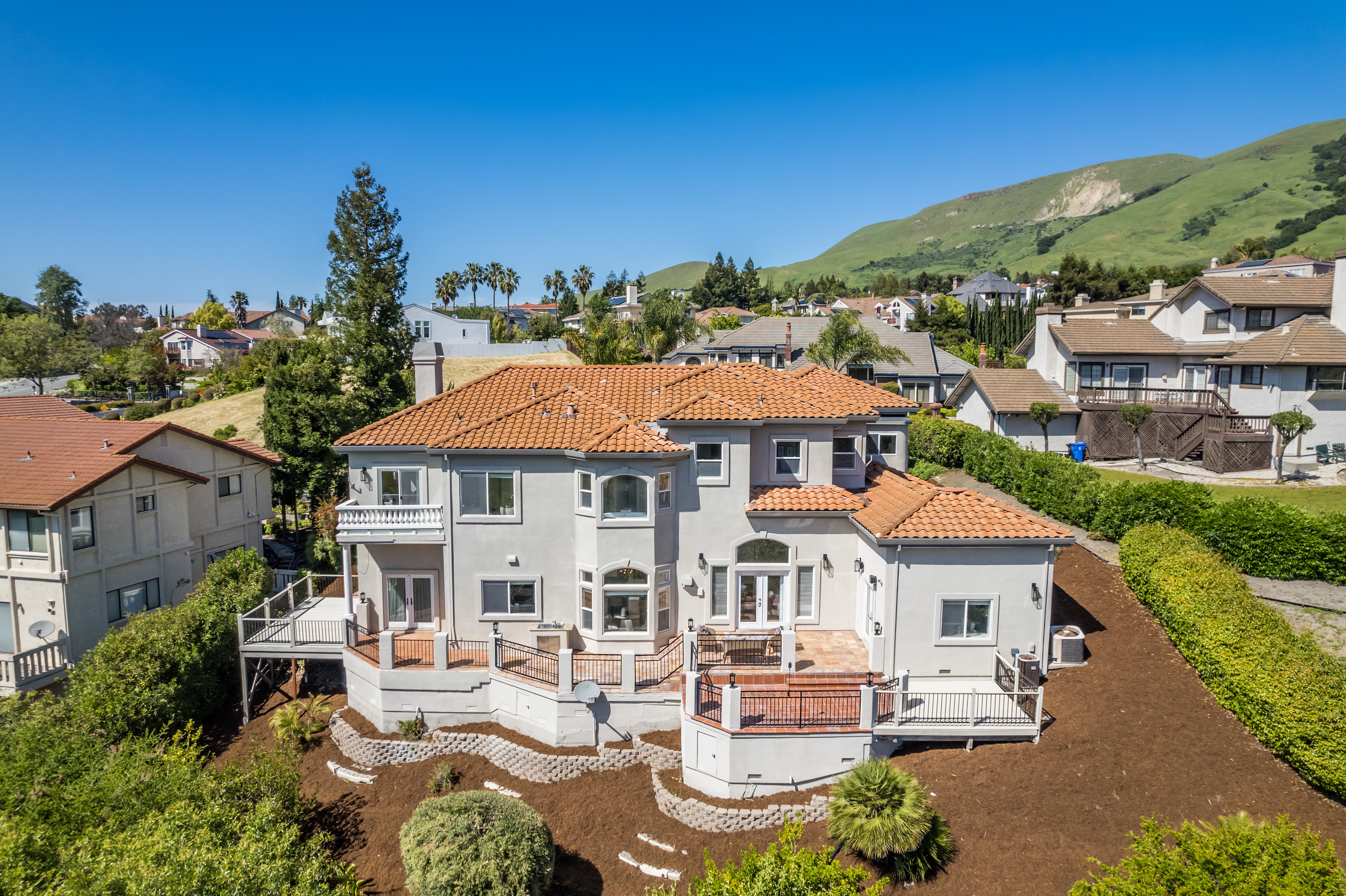 1585 Vinehill Circle 