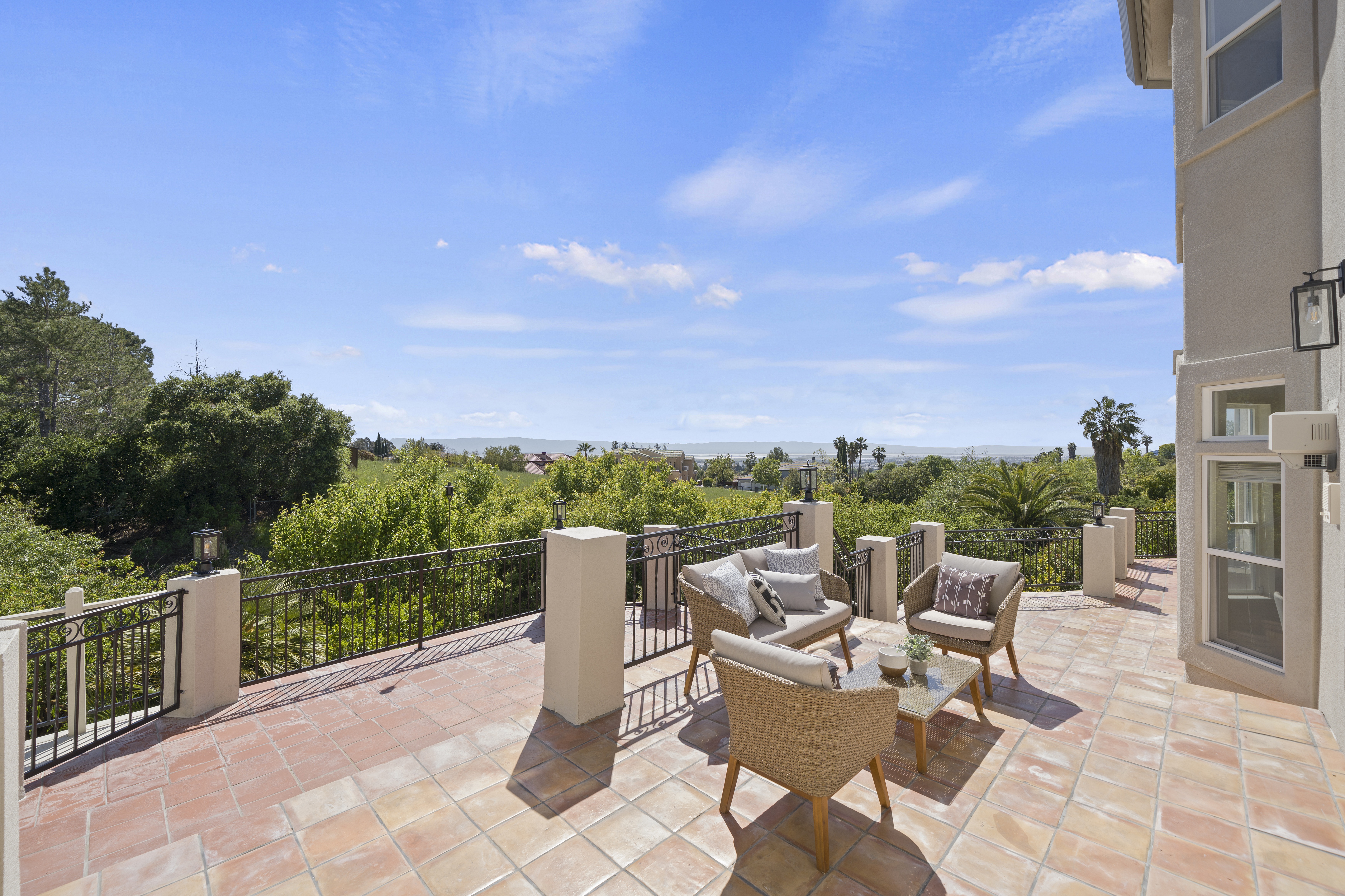 1585 Vinehill Circle 