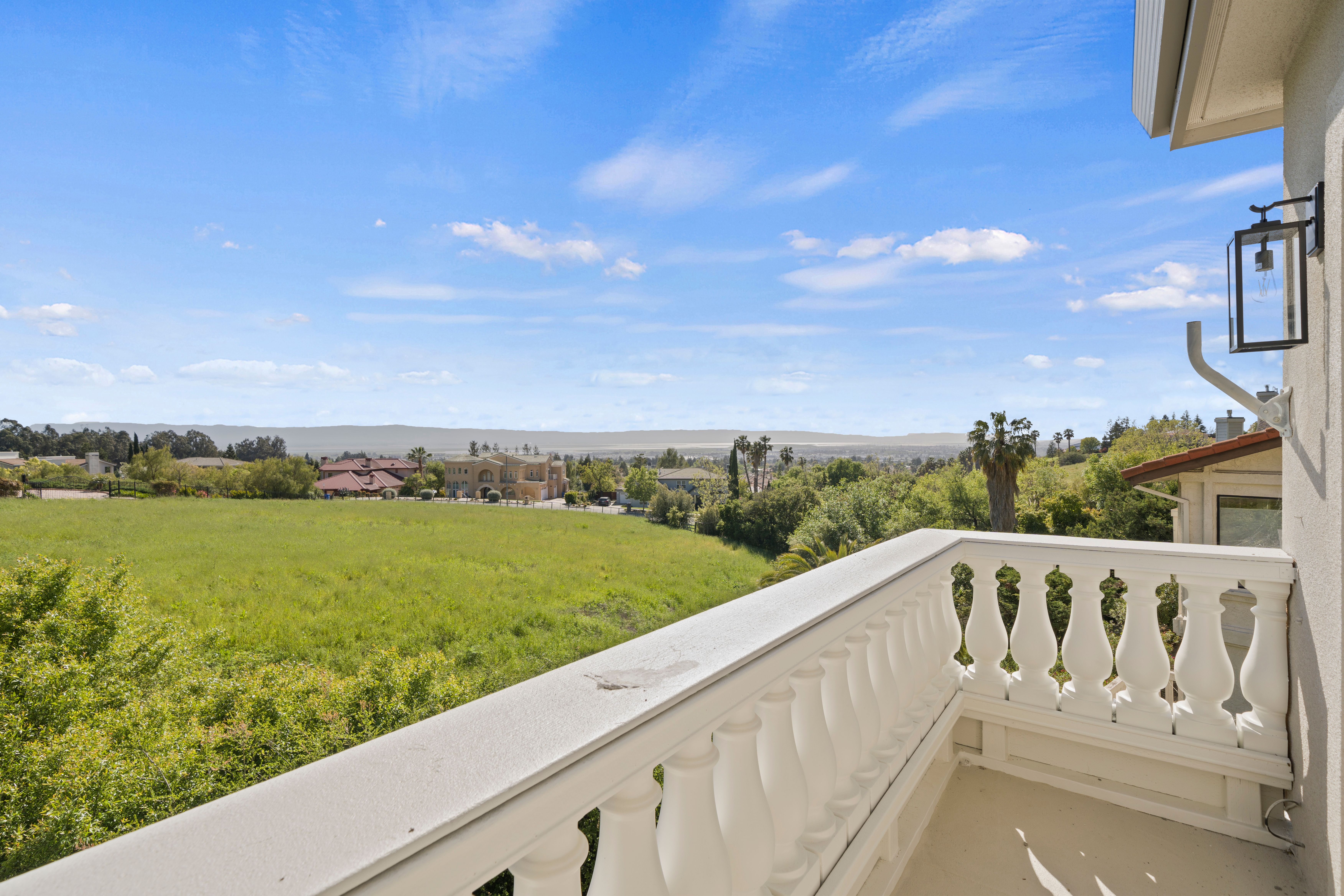 1585 Vinehill Circle 