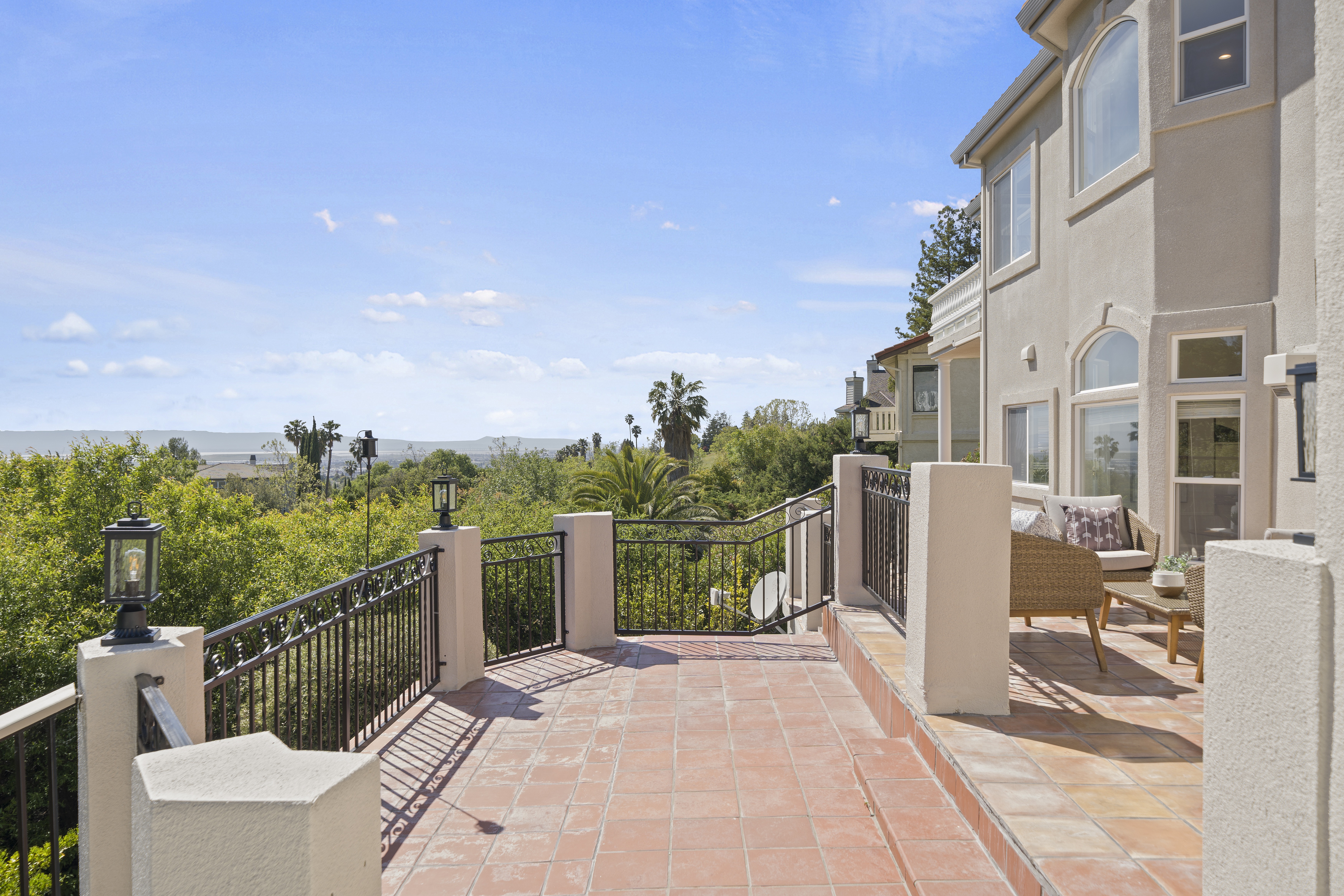 1585 Vinehill Circle 
