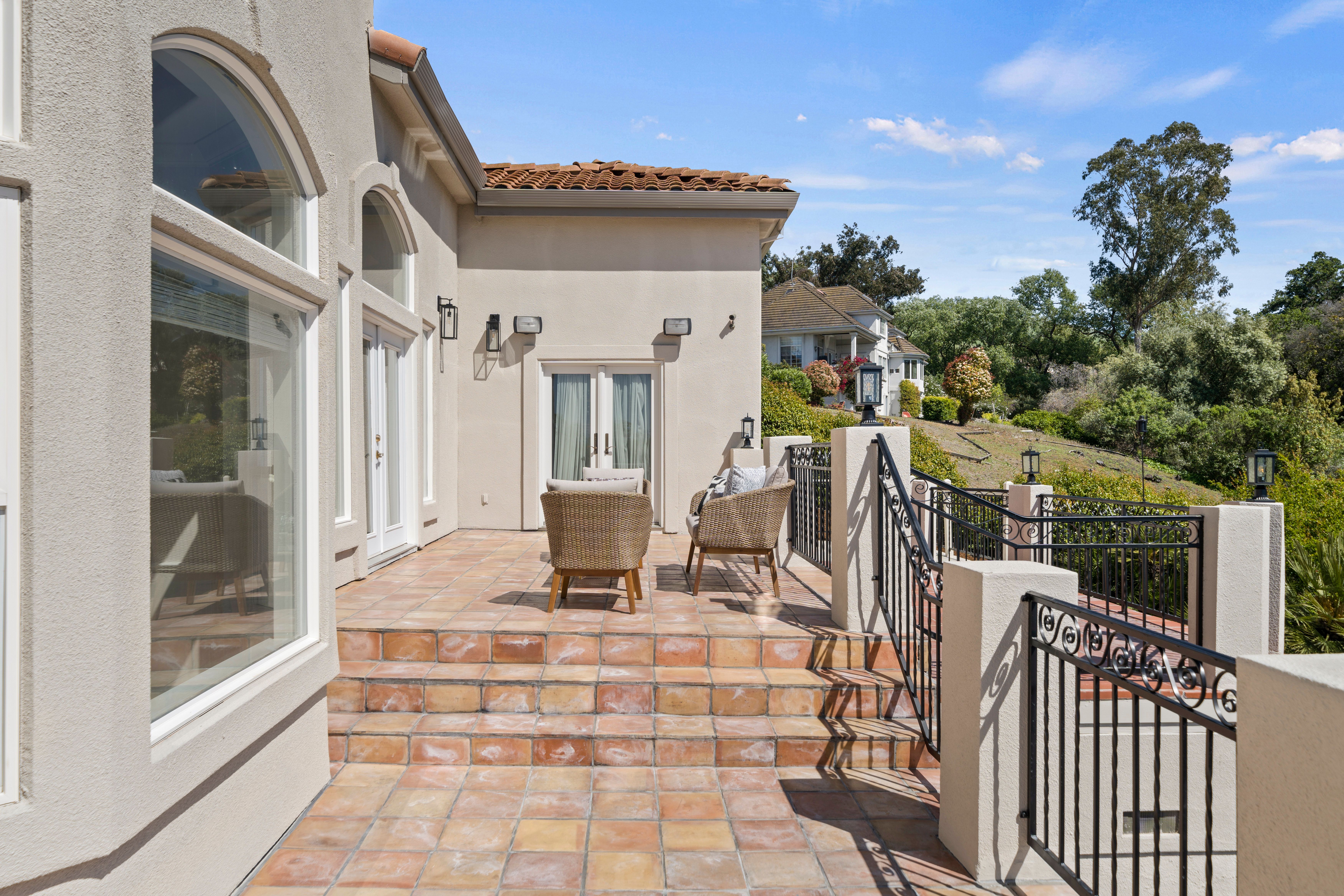 1585 Vinehill Circle 