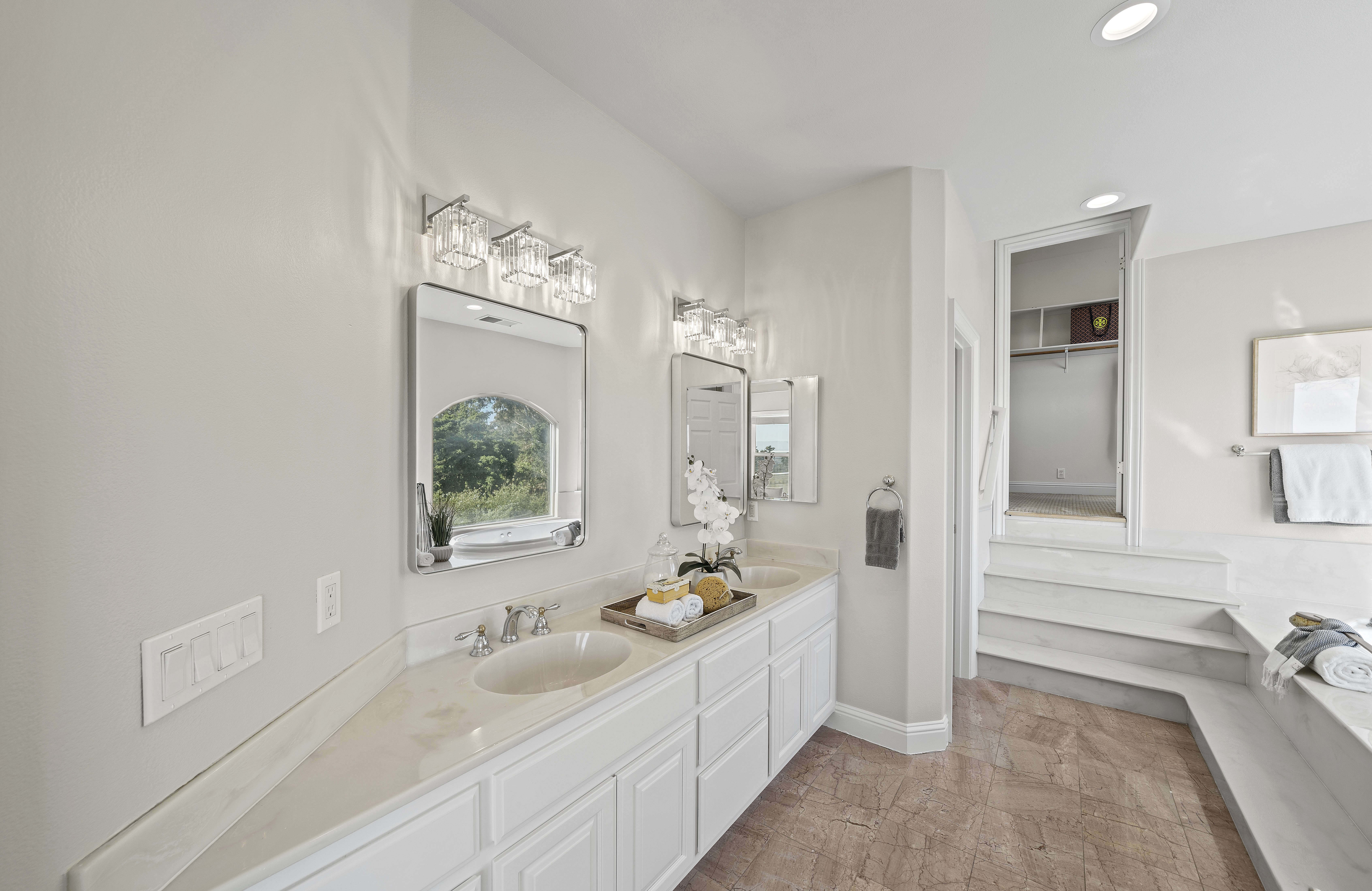 1585 Vinehill Circle 