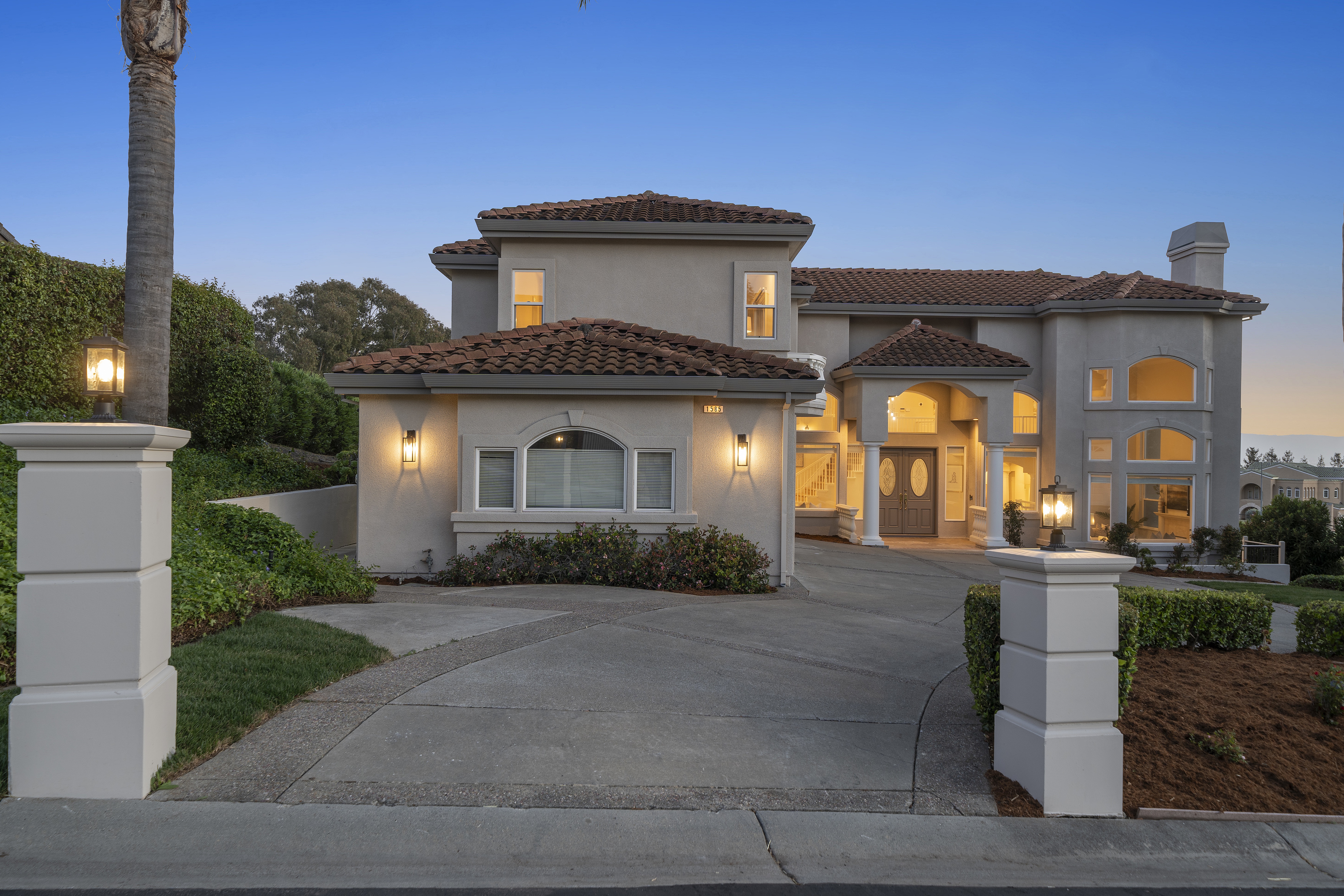 1585 Vinehill Circle 