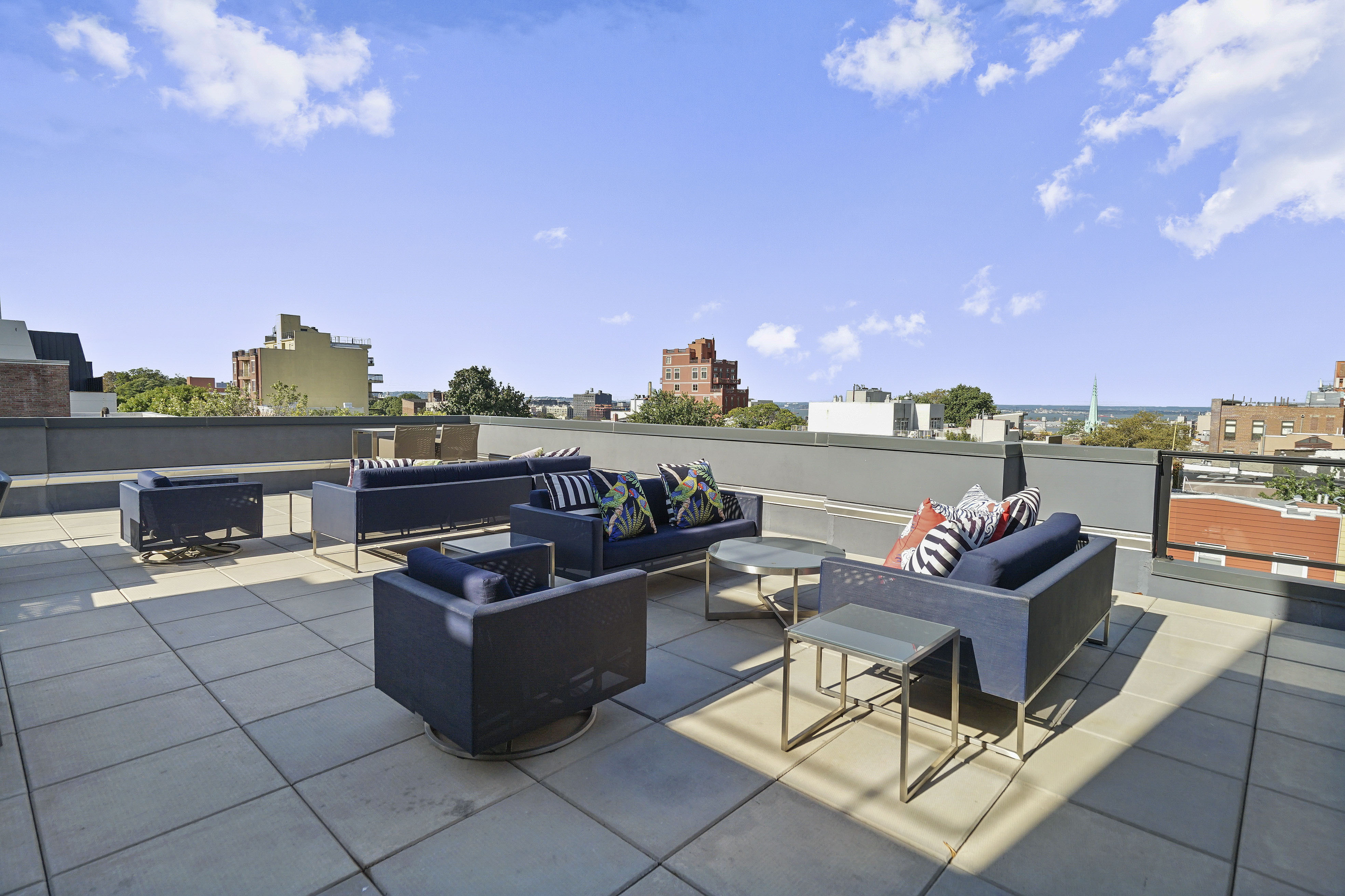 695 Sixth Ave. 3e
