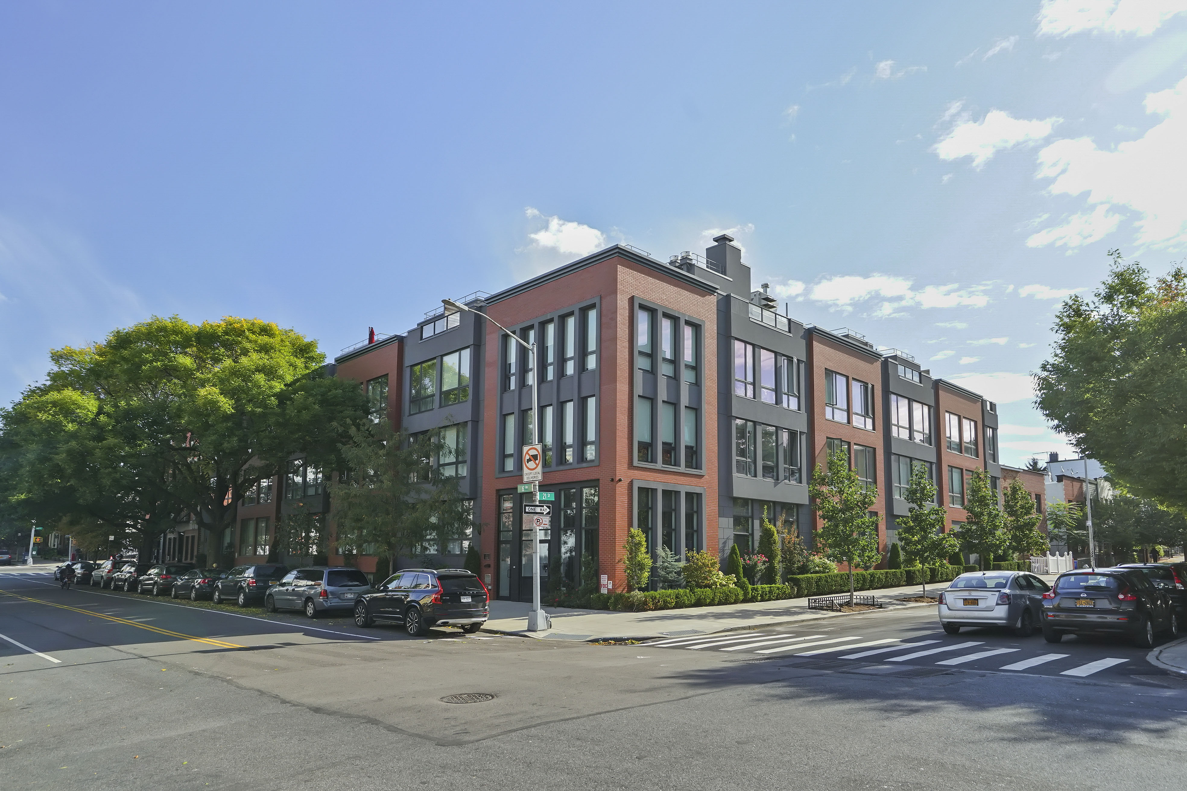 695 Sixth Ave. 3e