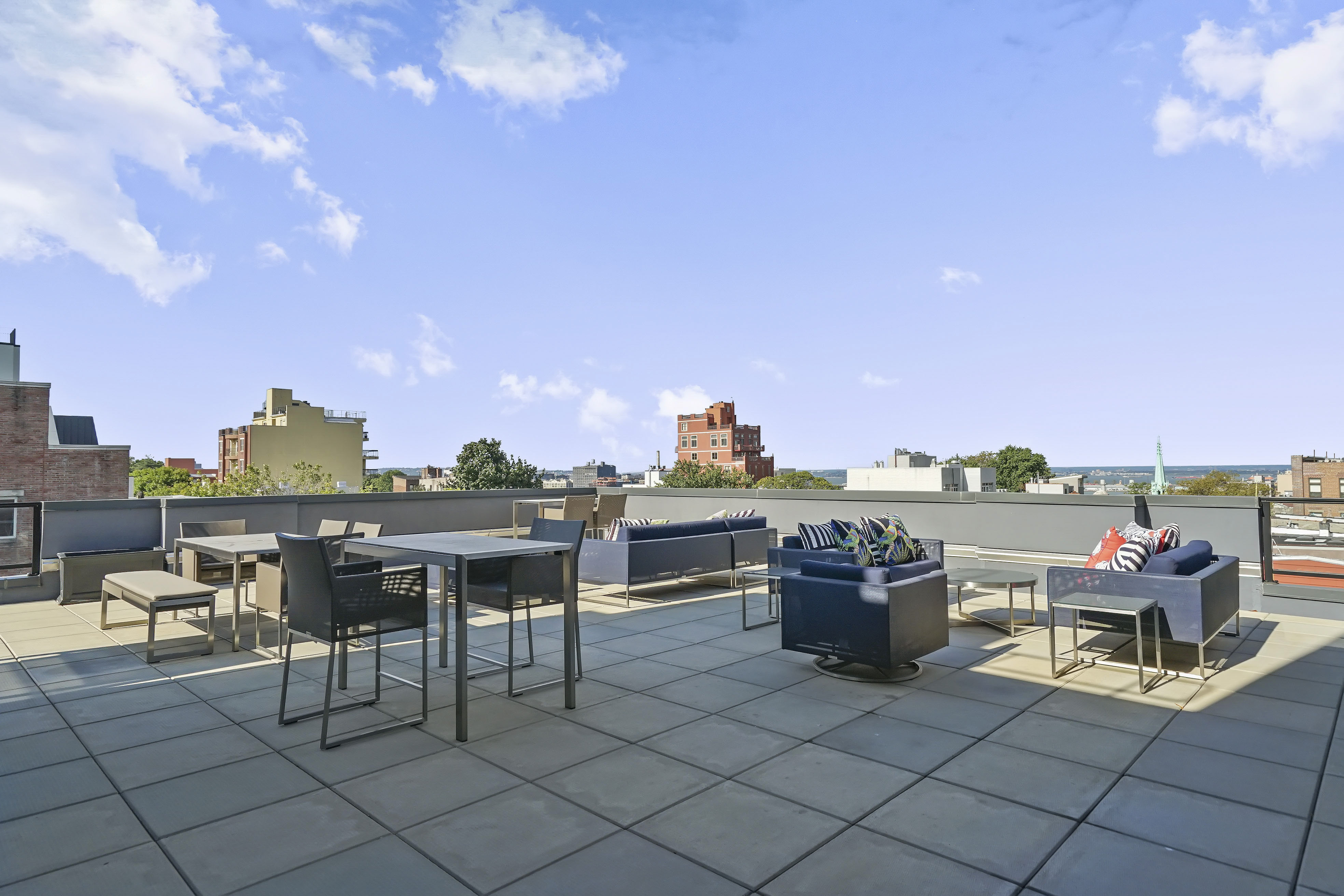 695 Sixth Ave. 3e