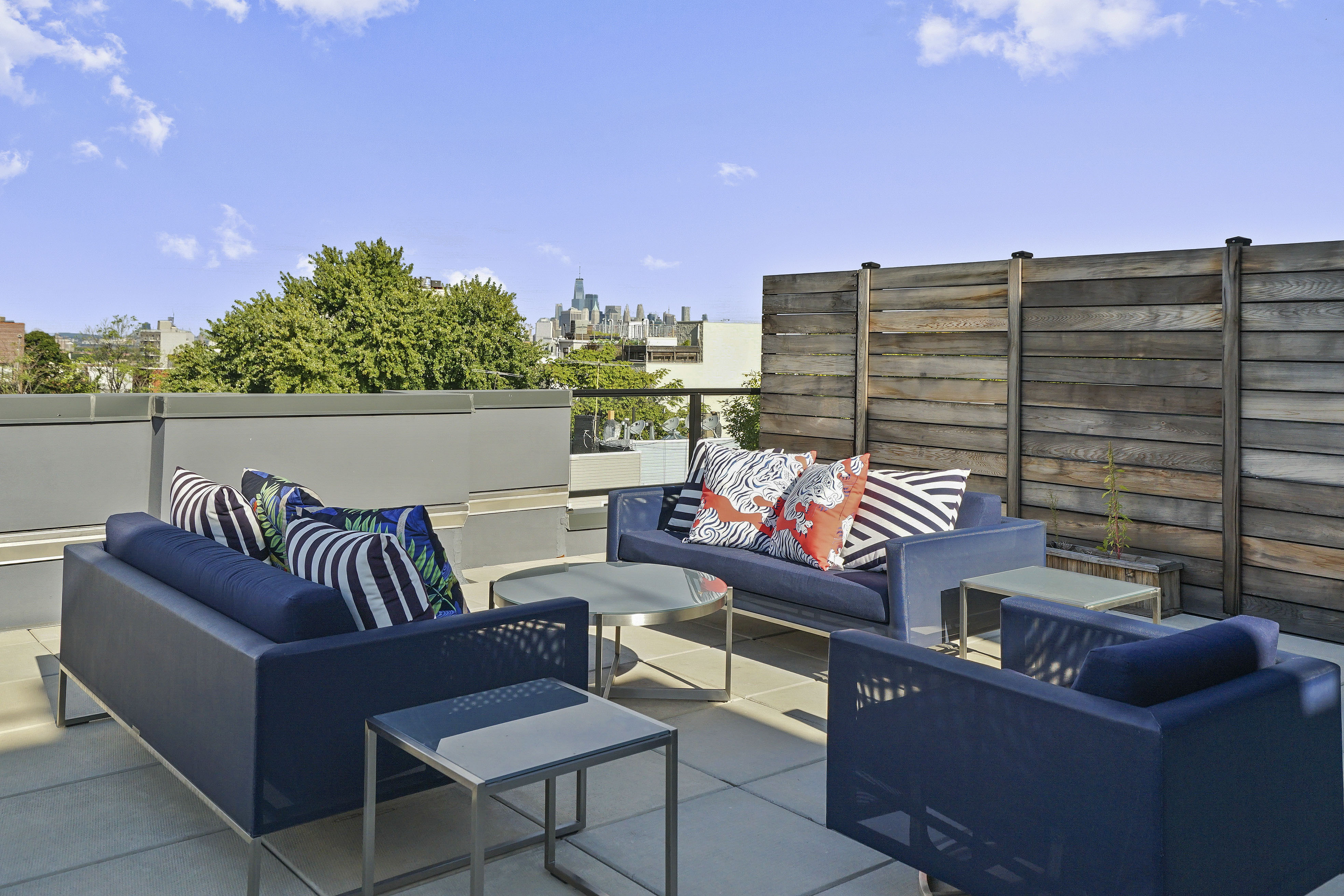 695 Sixth Ave. 3e