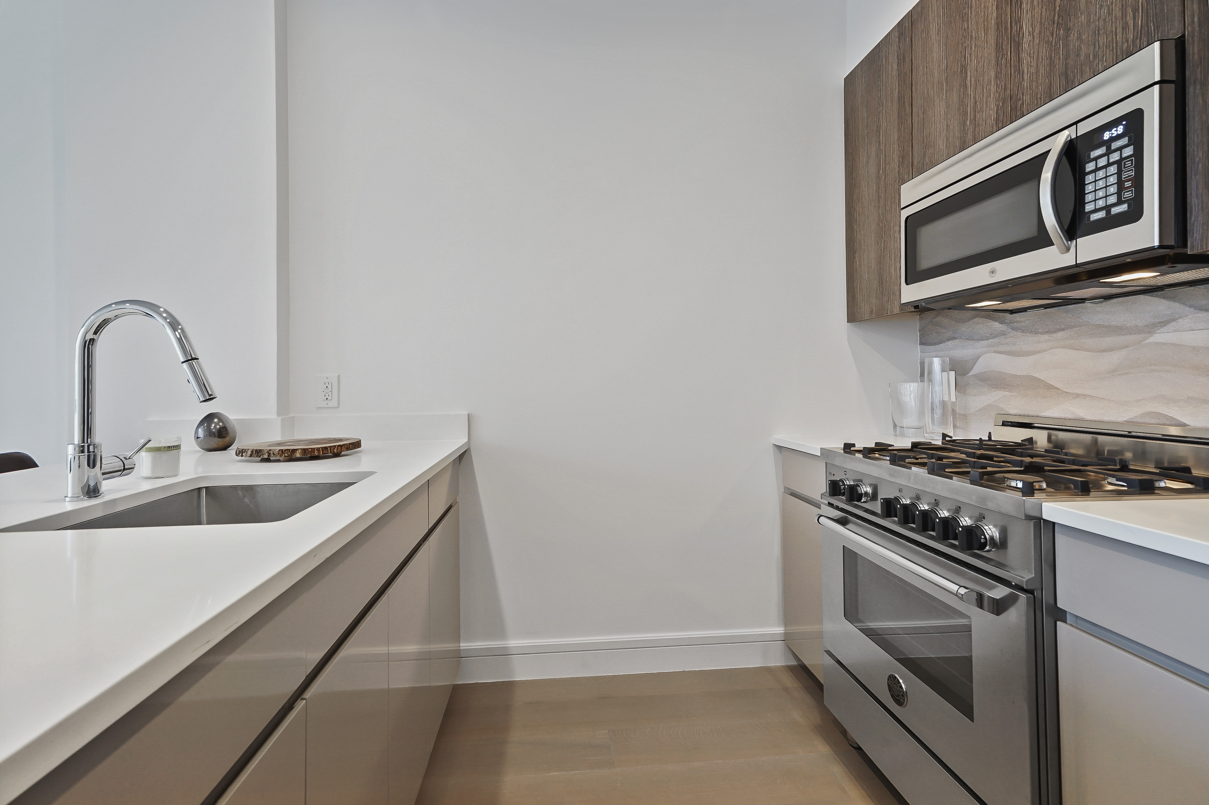 695 Sixth Ave. 3e