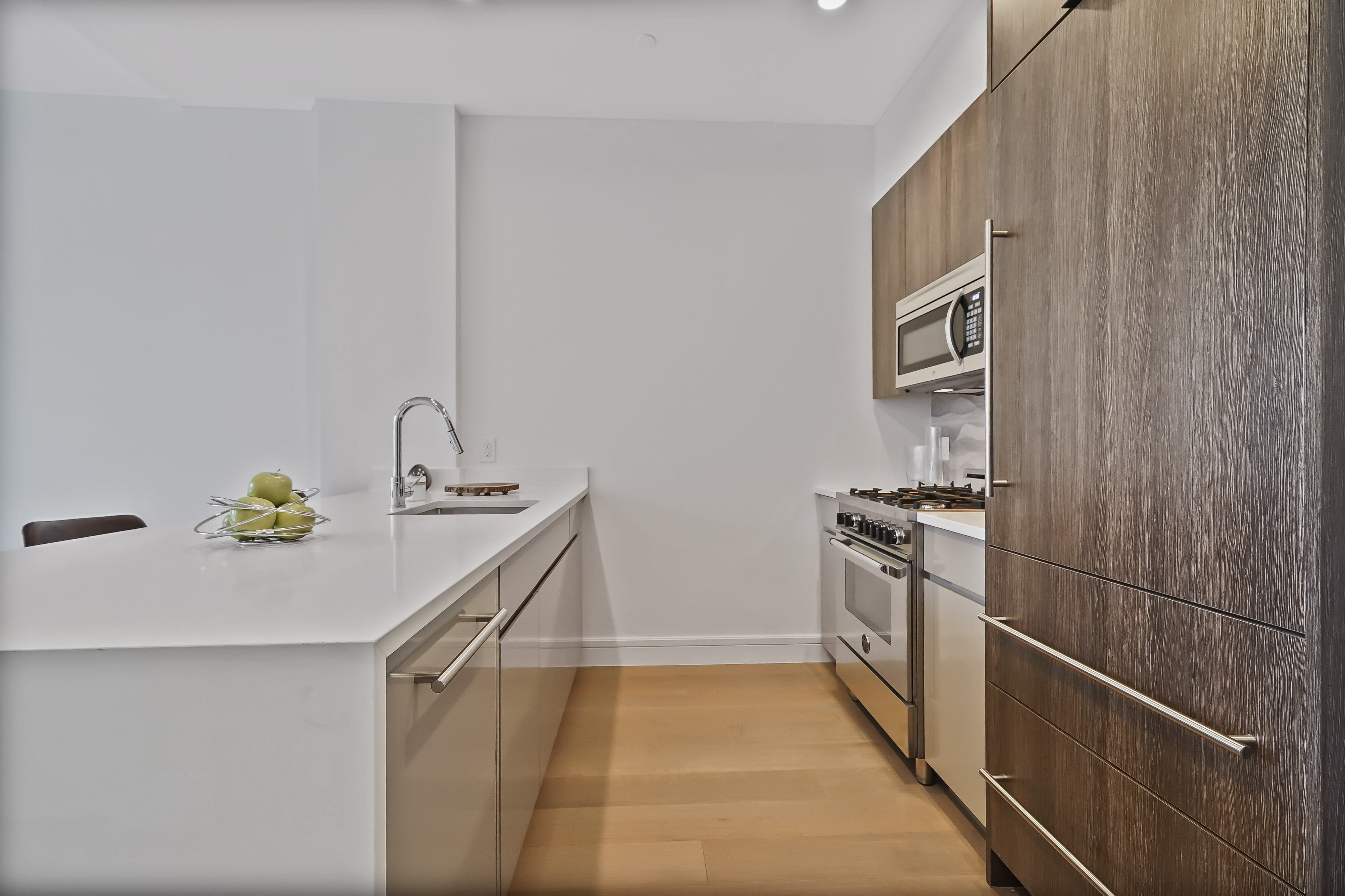 695 Sixth Ave. 3e