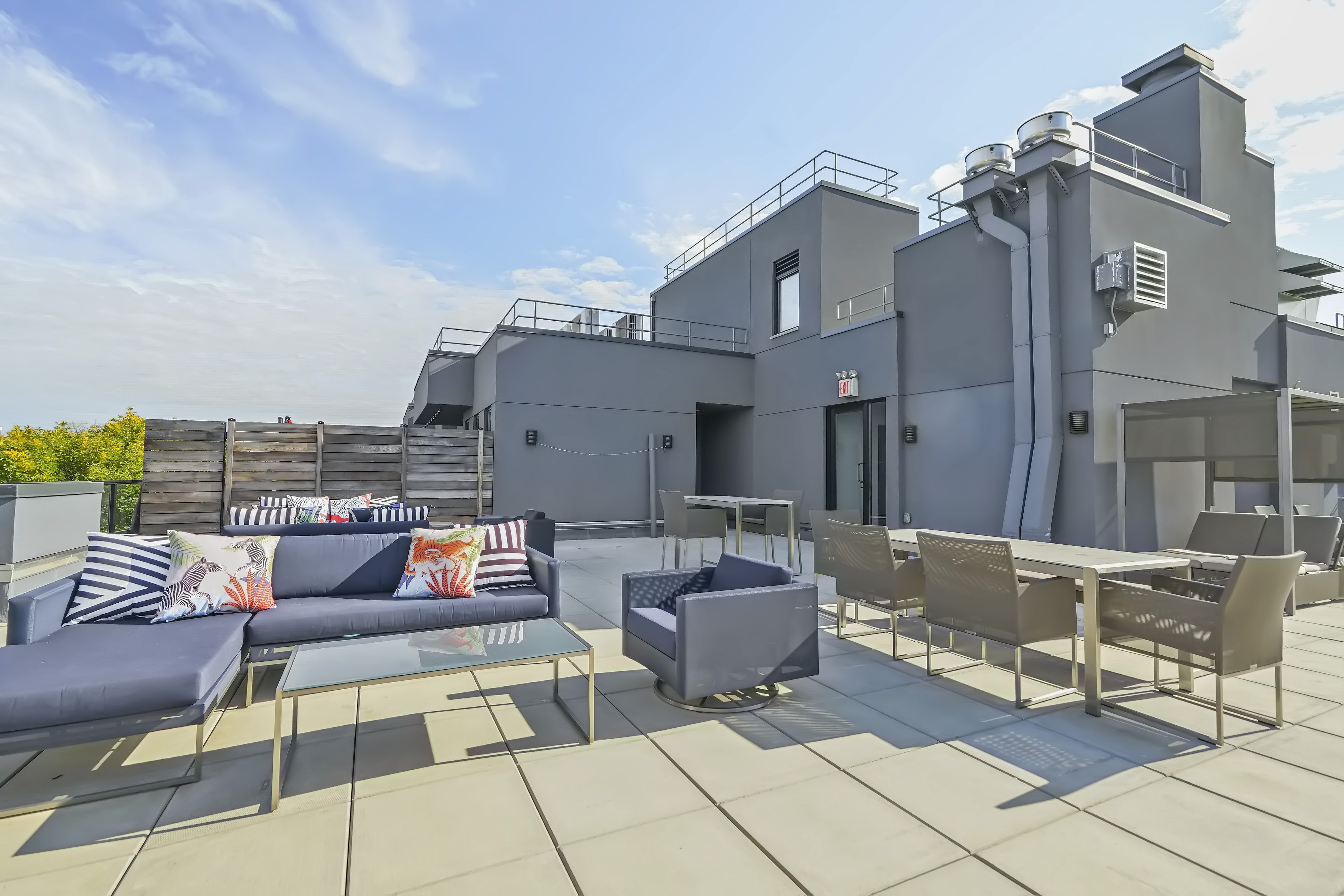 695 Sixth Ave. 3e