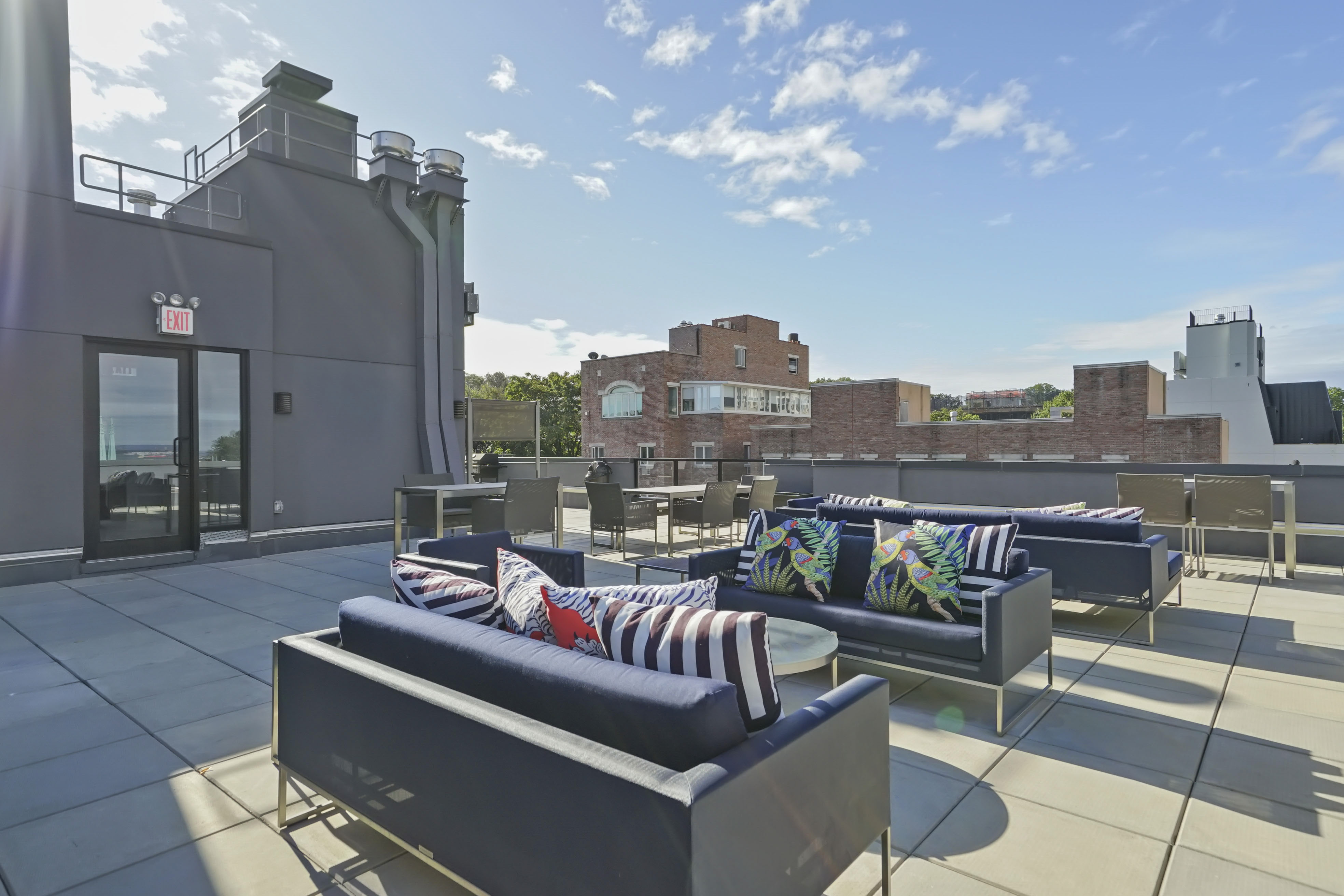 695 Sixth Ave. 3e