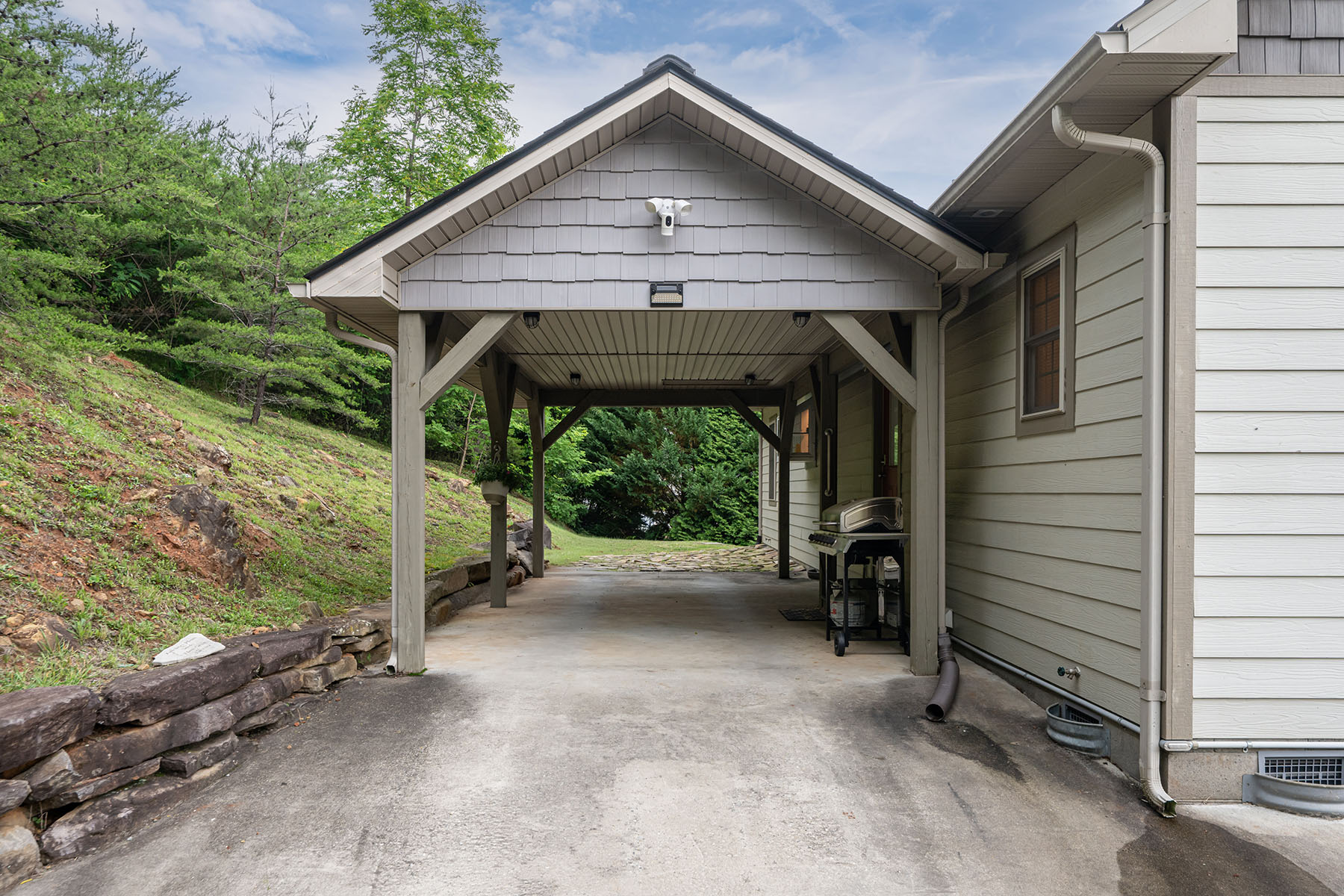 980 S River Road