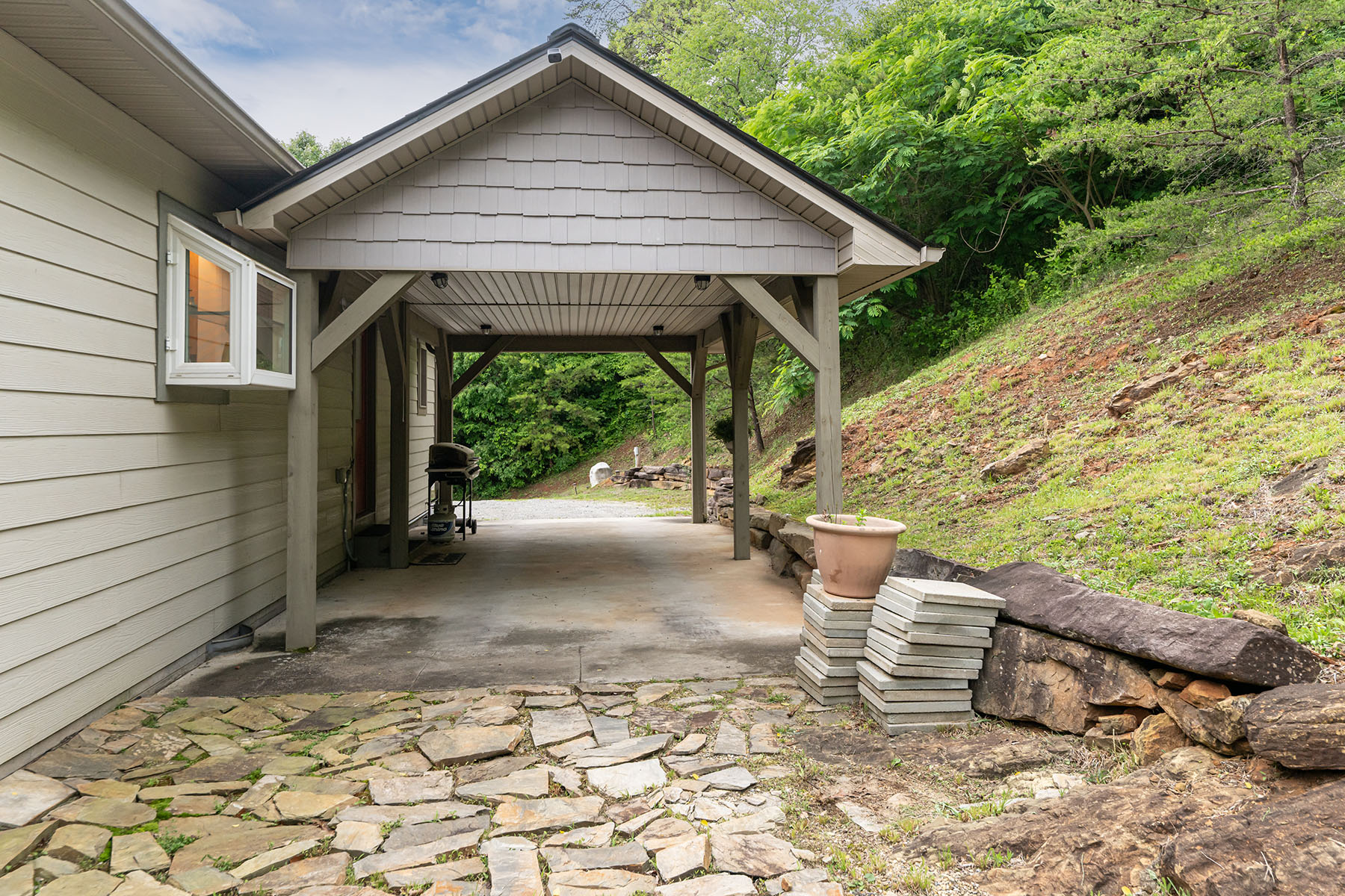 980 S River Road