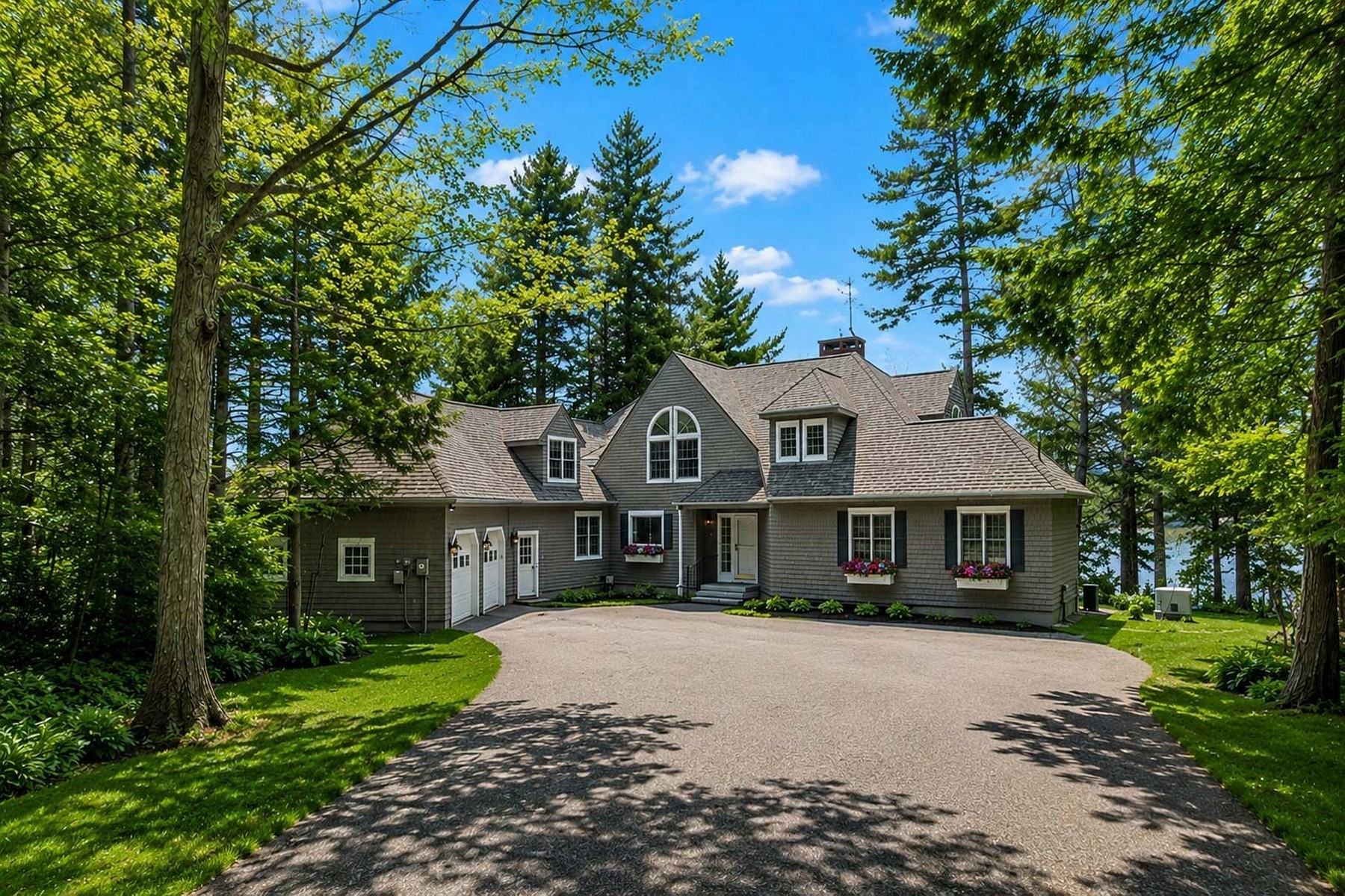 986 Lakeshore Drive
