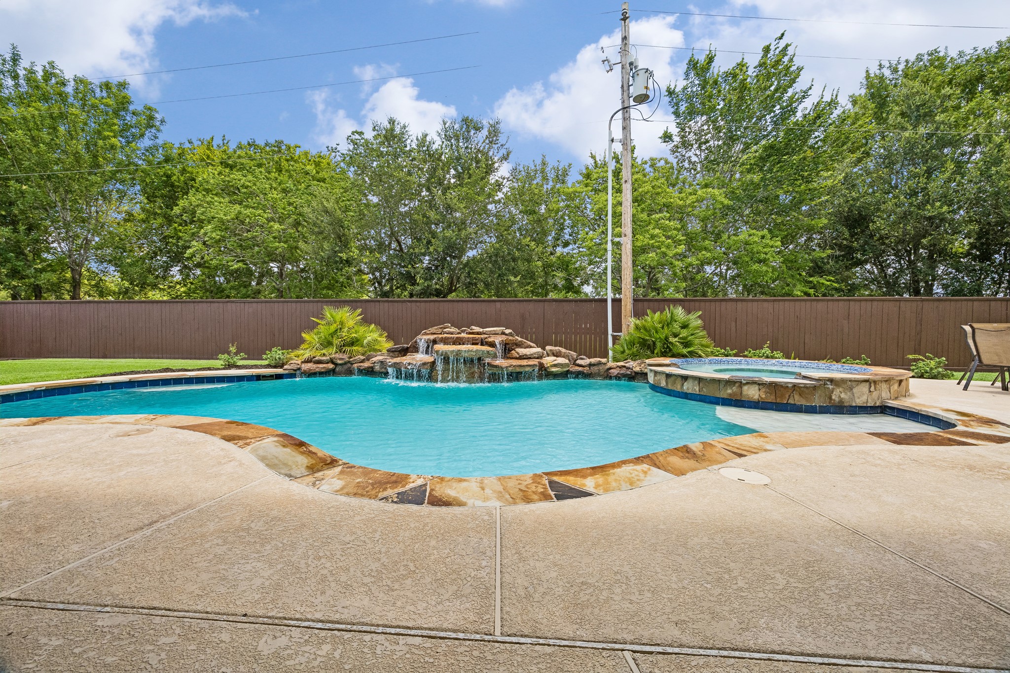 2400 Lakeway Drive