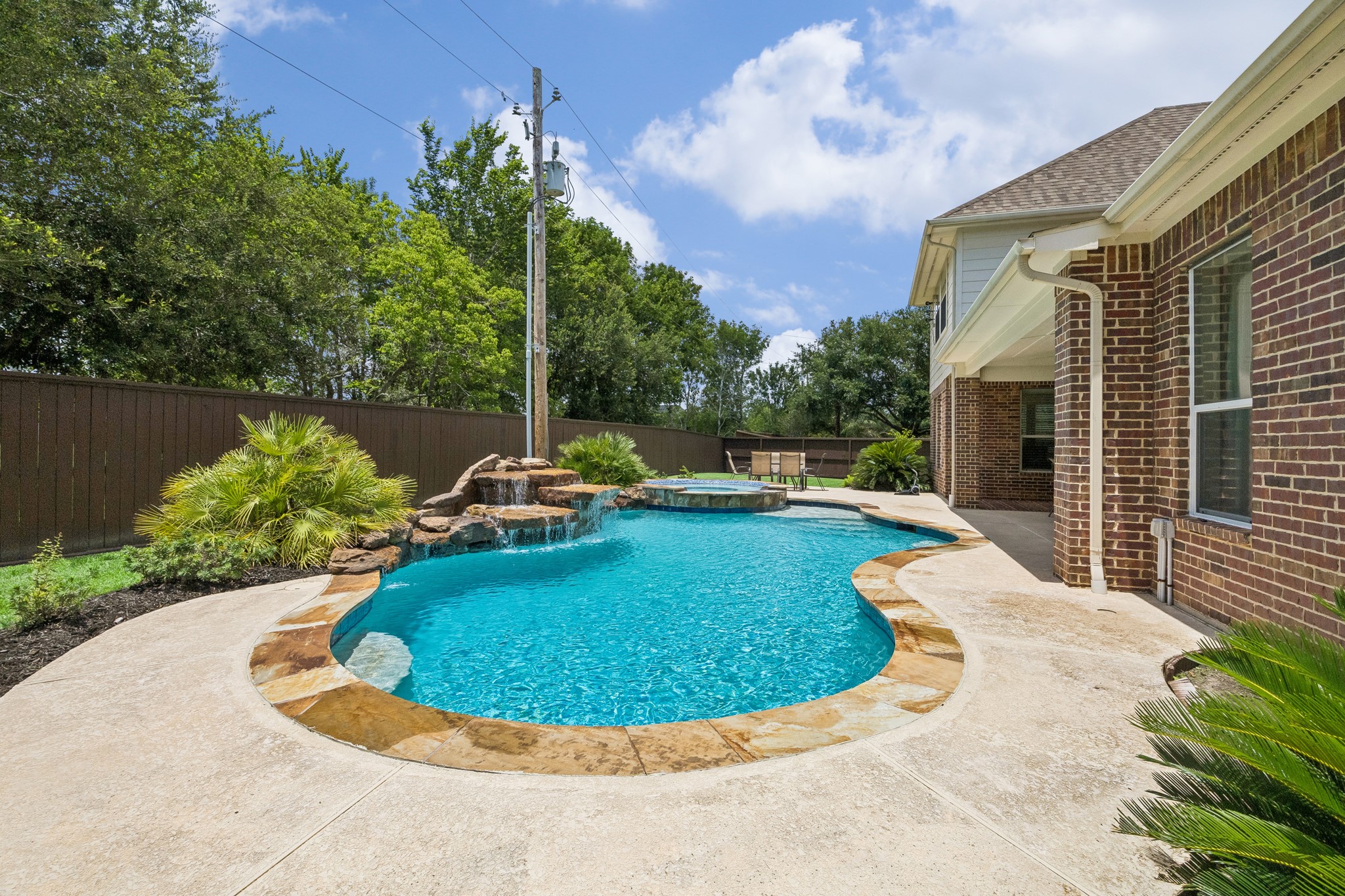 2400 Lakeway Drive