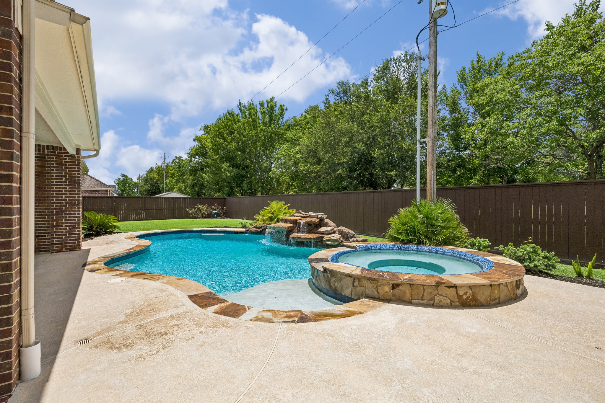 2400 Lakeway Drive