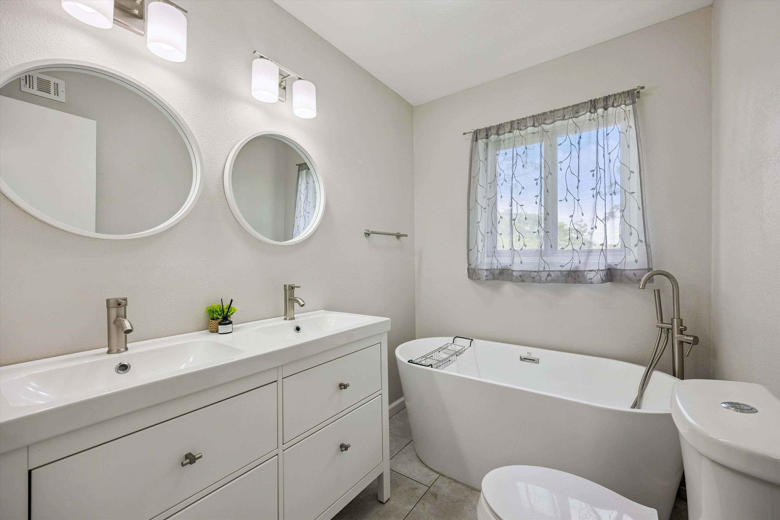 2118 Vanderbilt Lane 