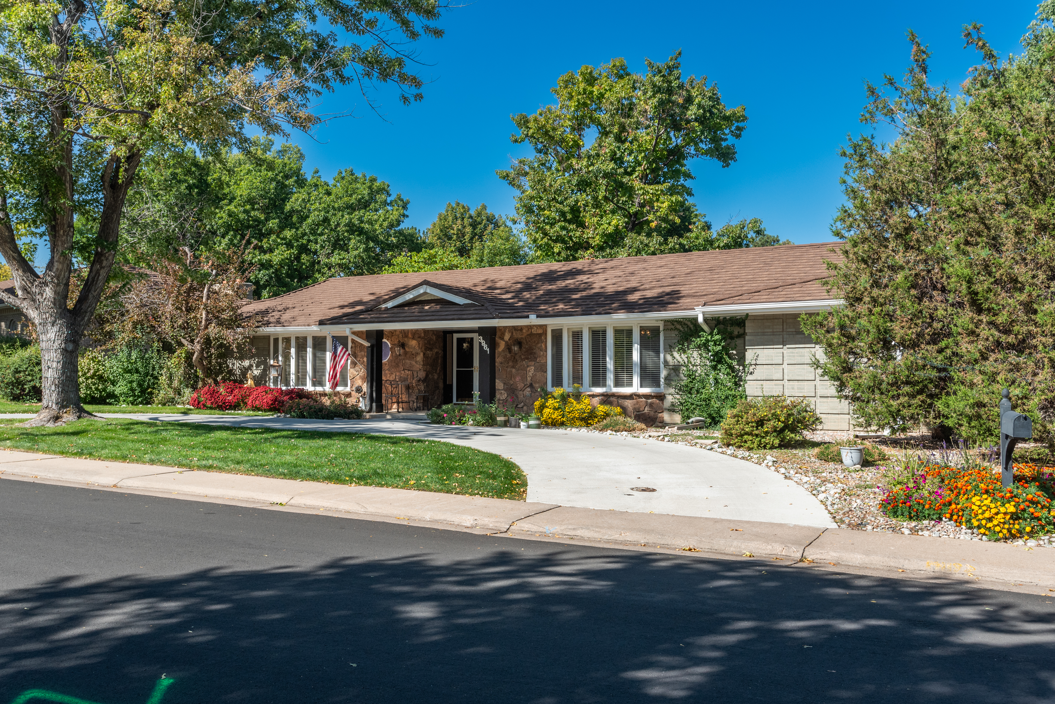 3961 S Magnolia Way 