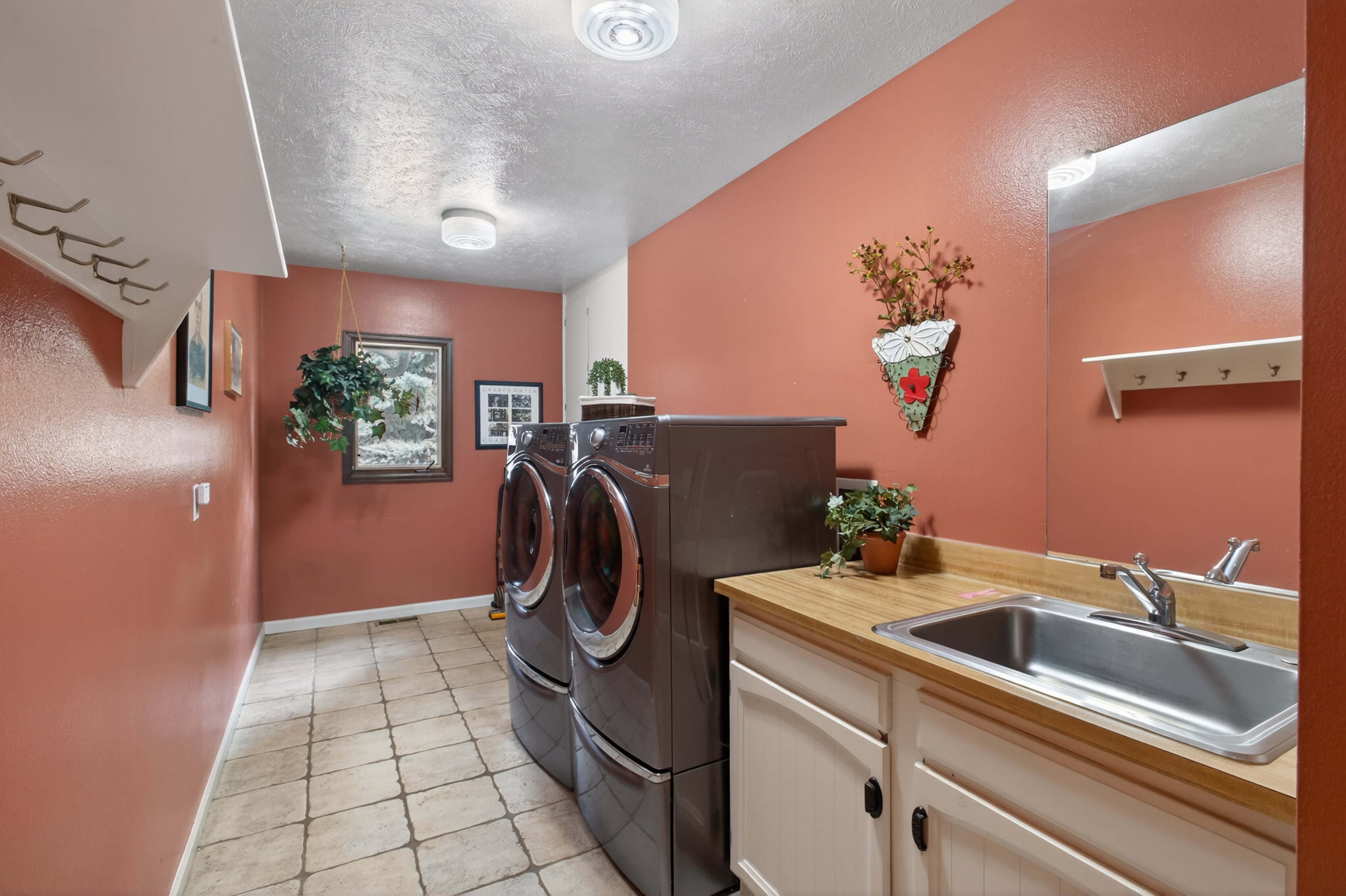 2002 Green Oaks Lane