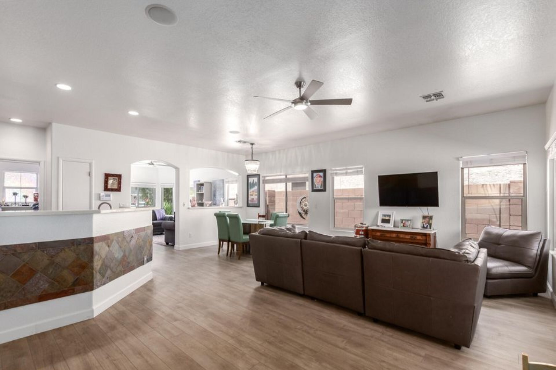 945 W BRECKENRIDGE AVE