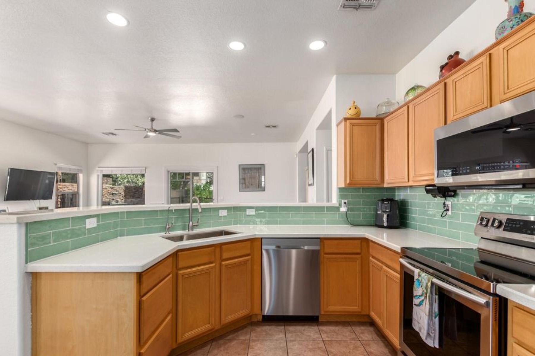 945 W BRECKENRIDGE AVE