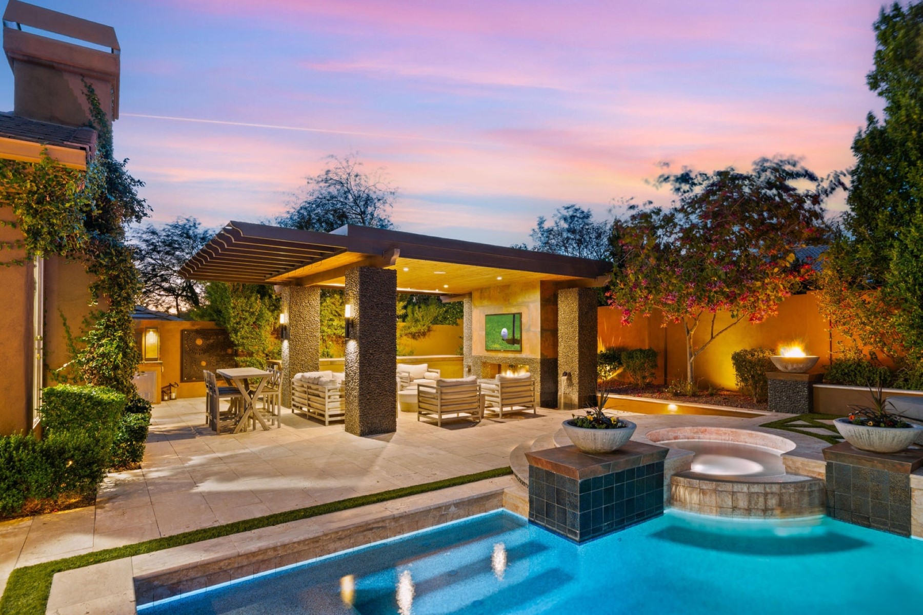 8942 E Calle De Las Brisas 