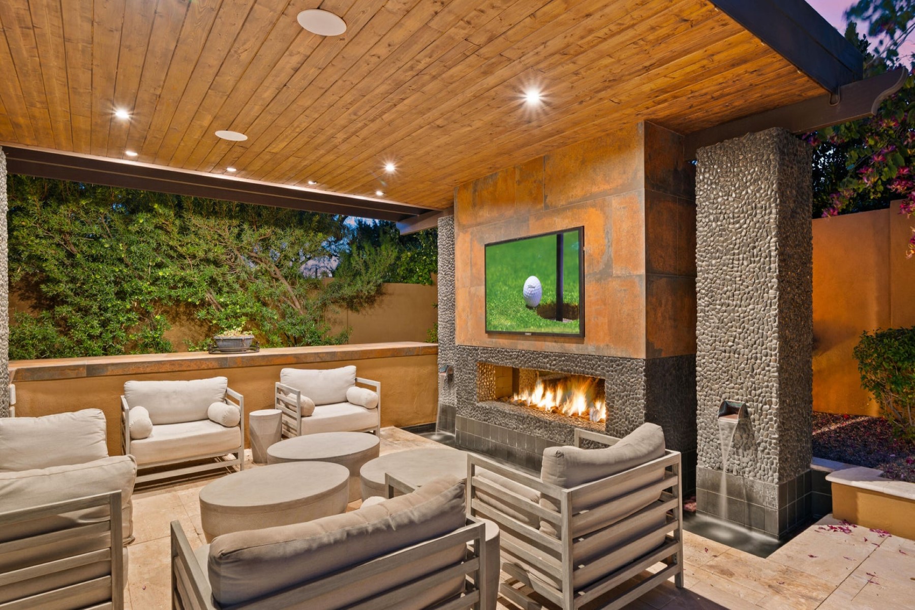 8942 E Calle De Las Brisas 