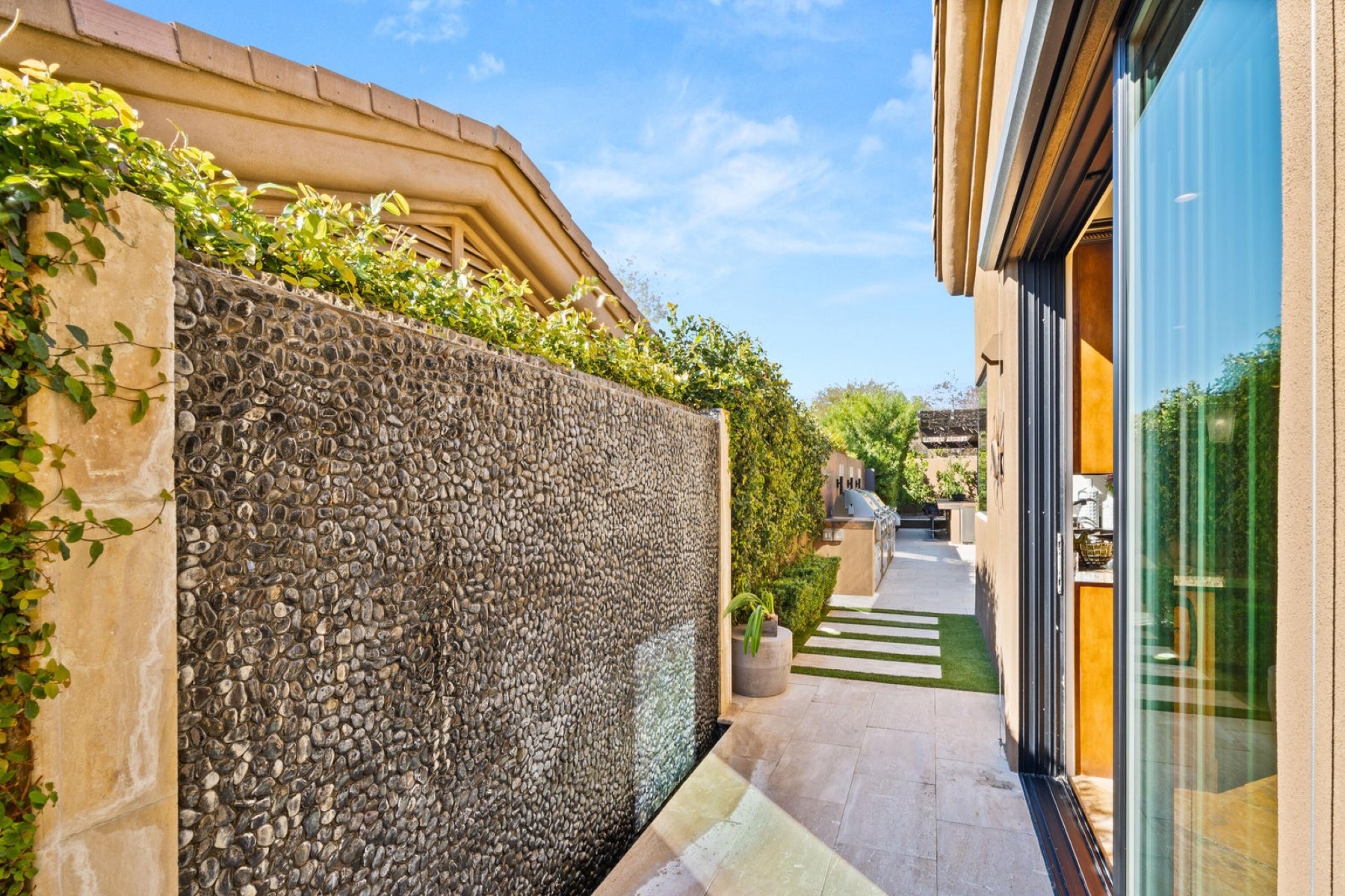 8942 E Calle De Las Brisas 