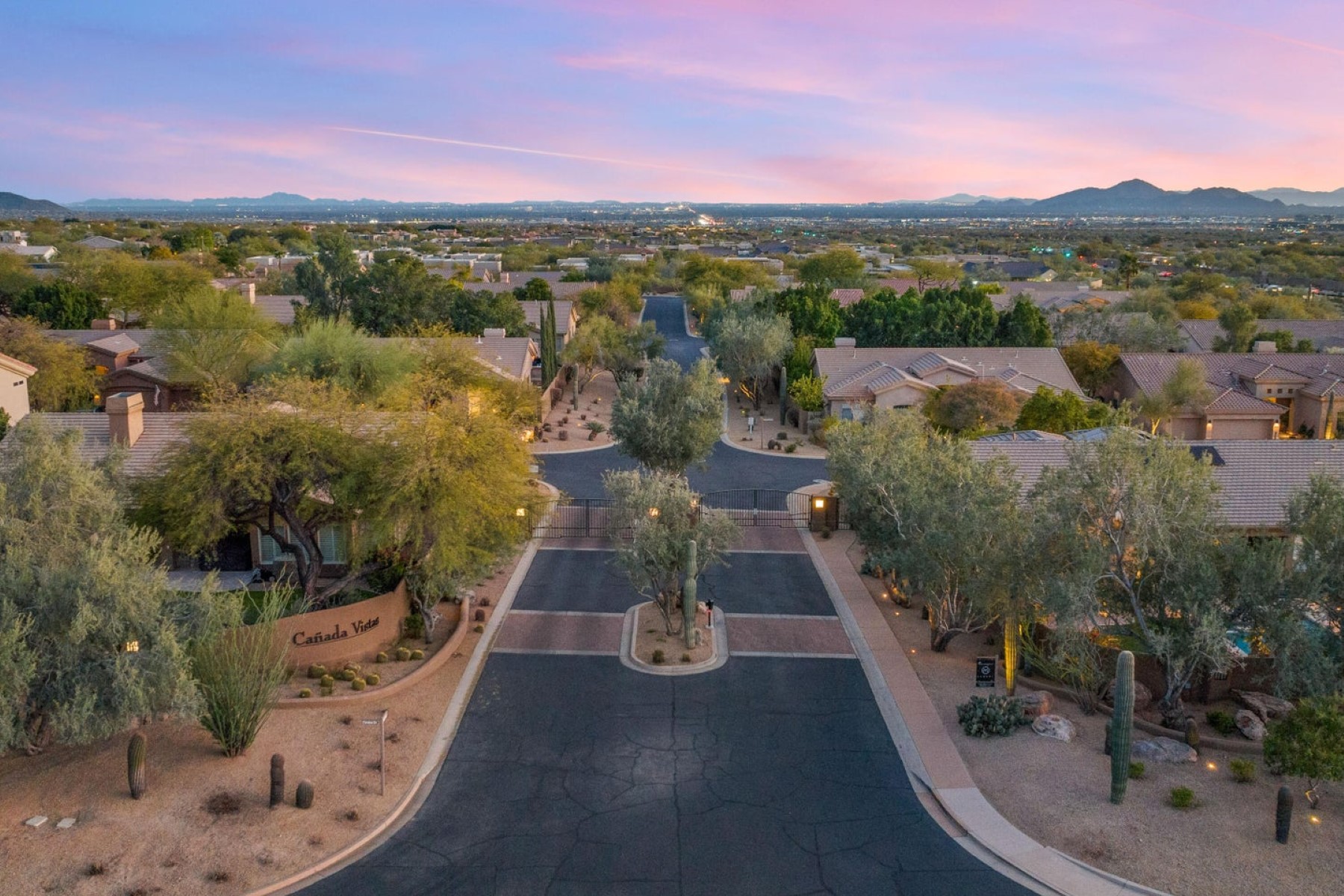 8942 E Calle De Las Brisas 