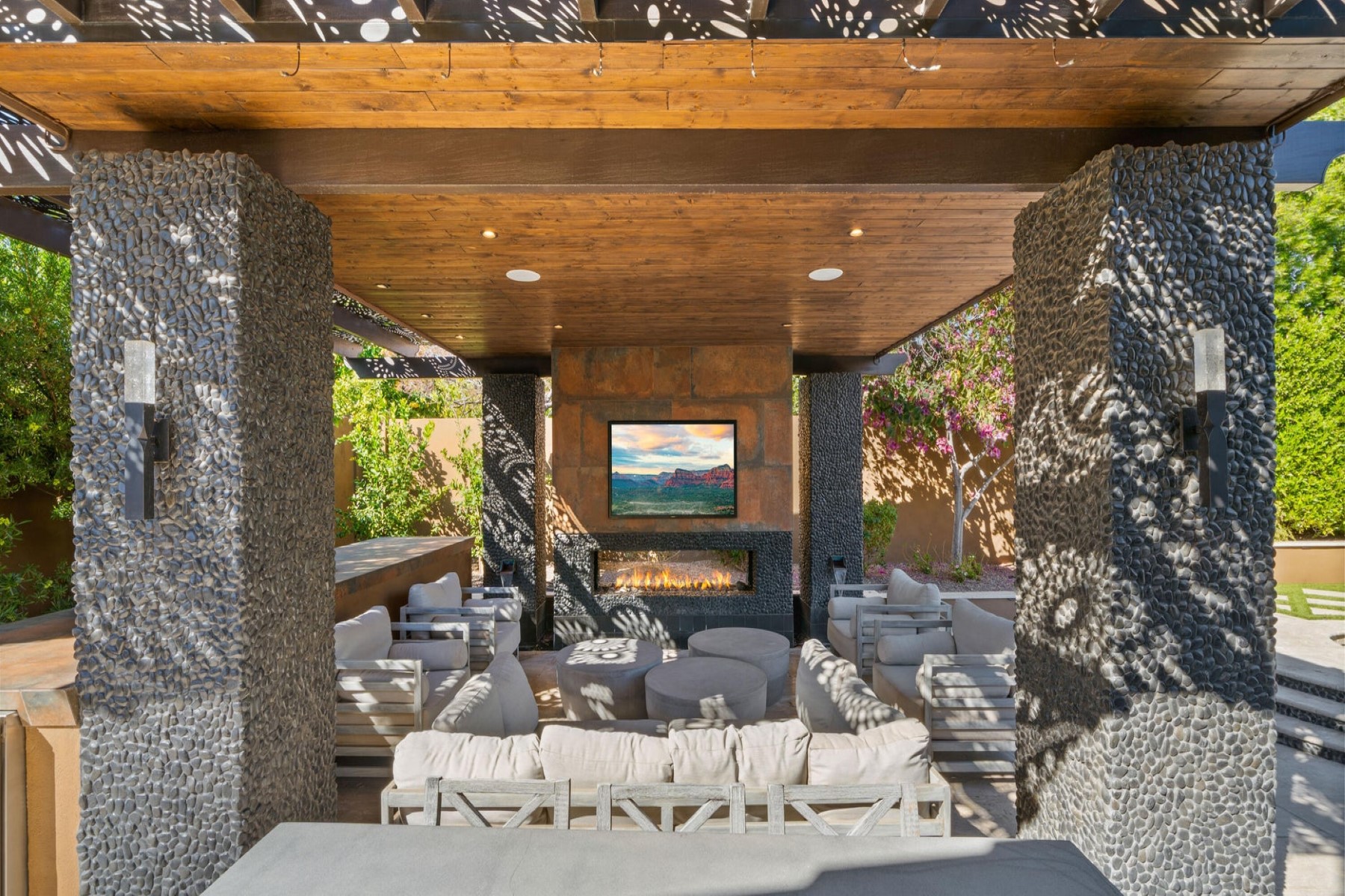 8942 E Calle De Las Brisas 