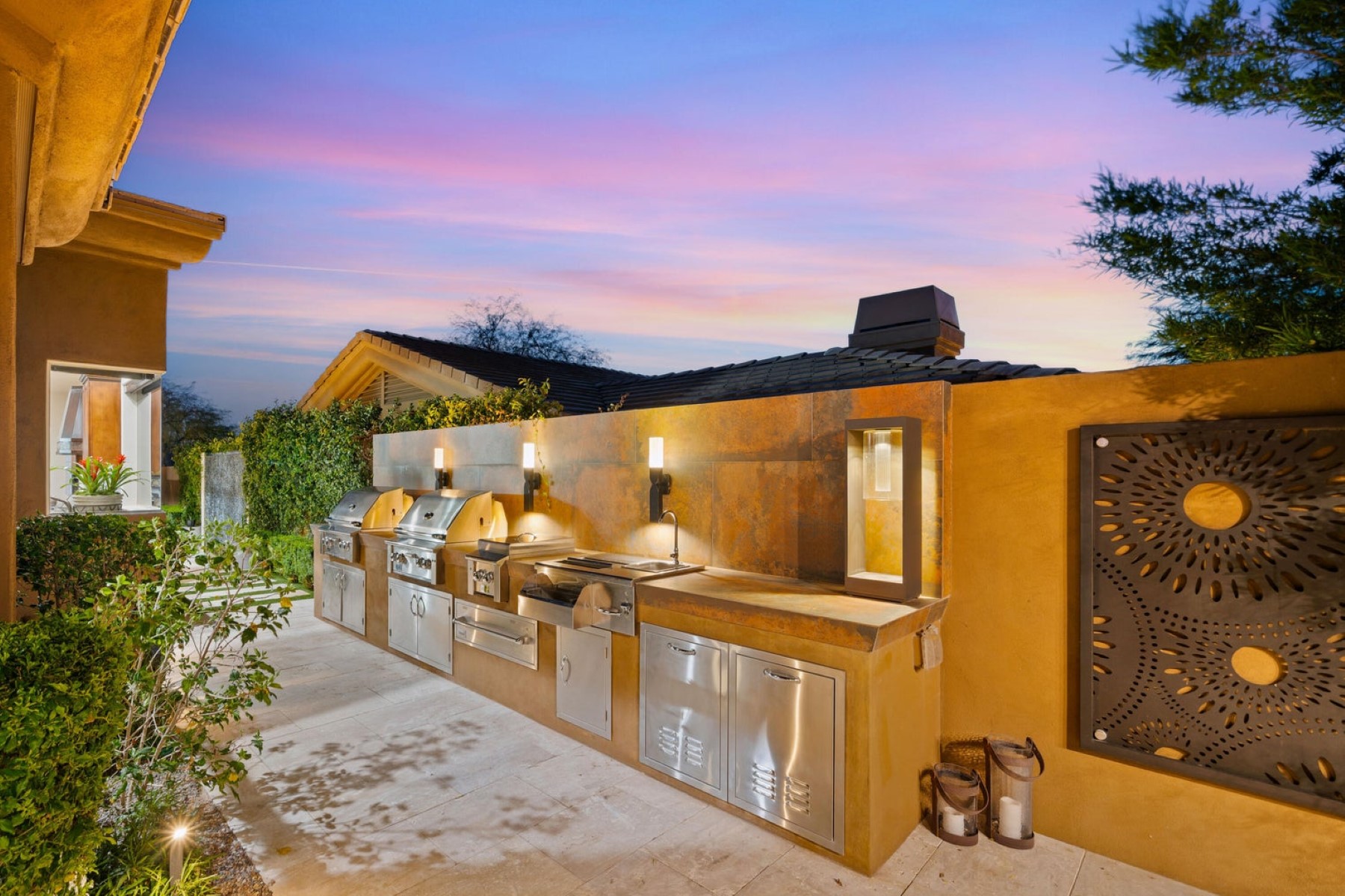 8942 E Calle De Las Brisas 